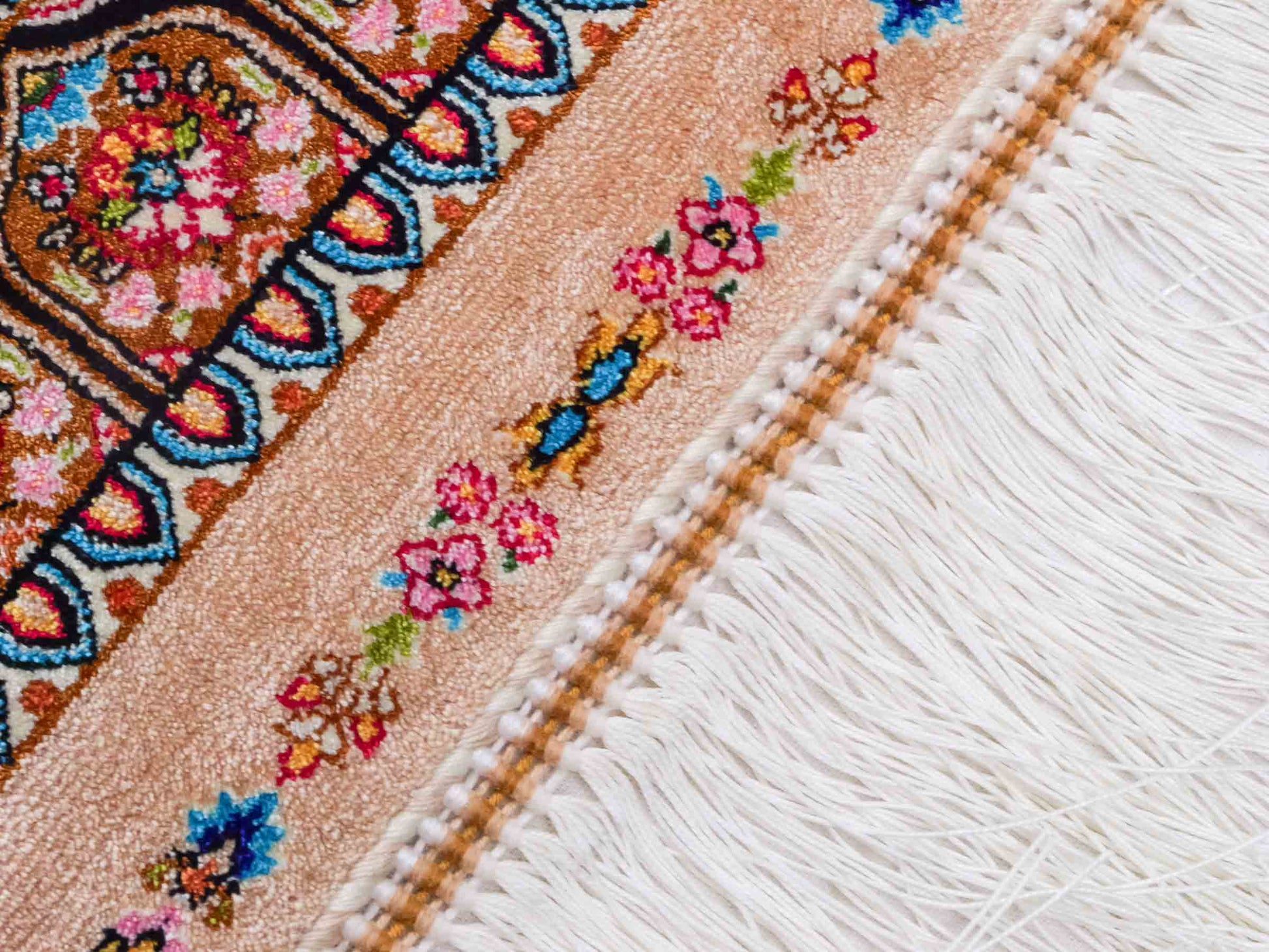 Ghom Maschinenteppich "Goshasp" 90 x 60 cm aus pflanzlicher Seide (Viskose) mit Gumbad-Medaillon, Beige. Teppichnummer: V40BG054H. Persian Luxury Collection by Khademi. Made in Iran / Persia – Vertrieb durch JUPITER Intl.