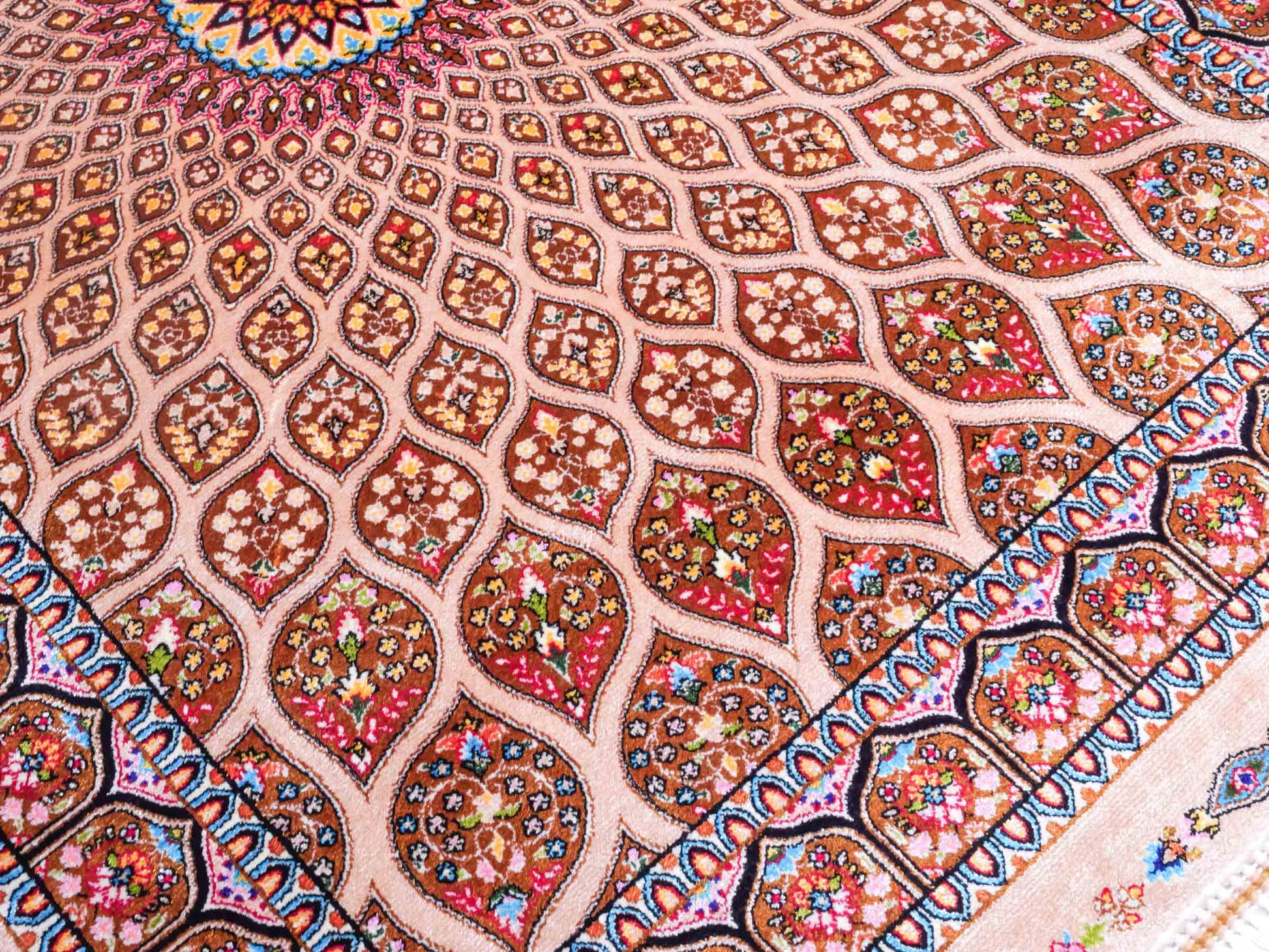 Ghom Maschinenteppich "Goshasp" 90 x 60 cm aus pflanzlicher Seide (Viskose) mit Gumbad-Medaillon, Beige. Teppichnummer: V40BG054H. Persian Luxury Collection by Khademi. Made in Iran / Persia – Vertrieb durch JUPITER Intl.