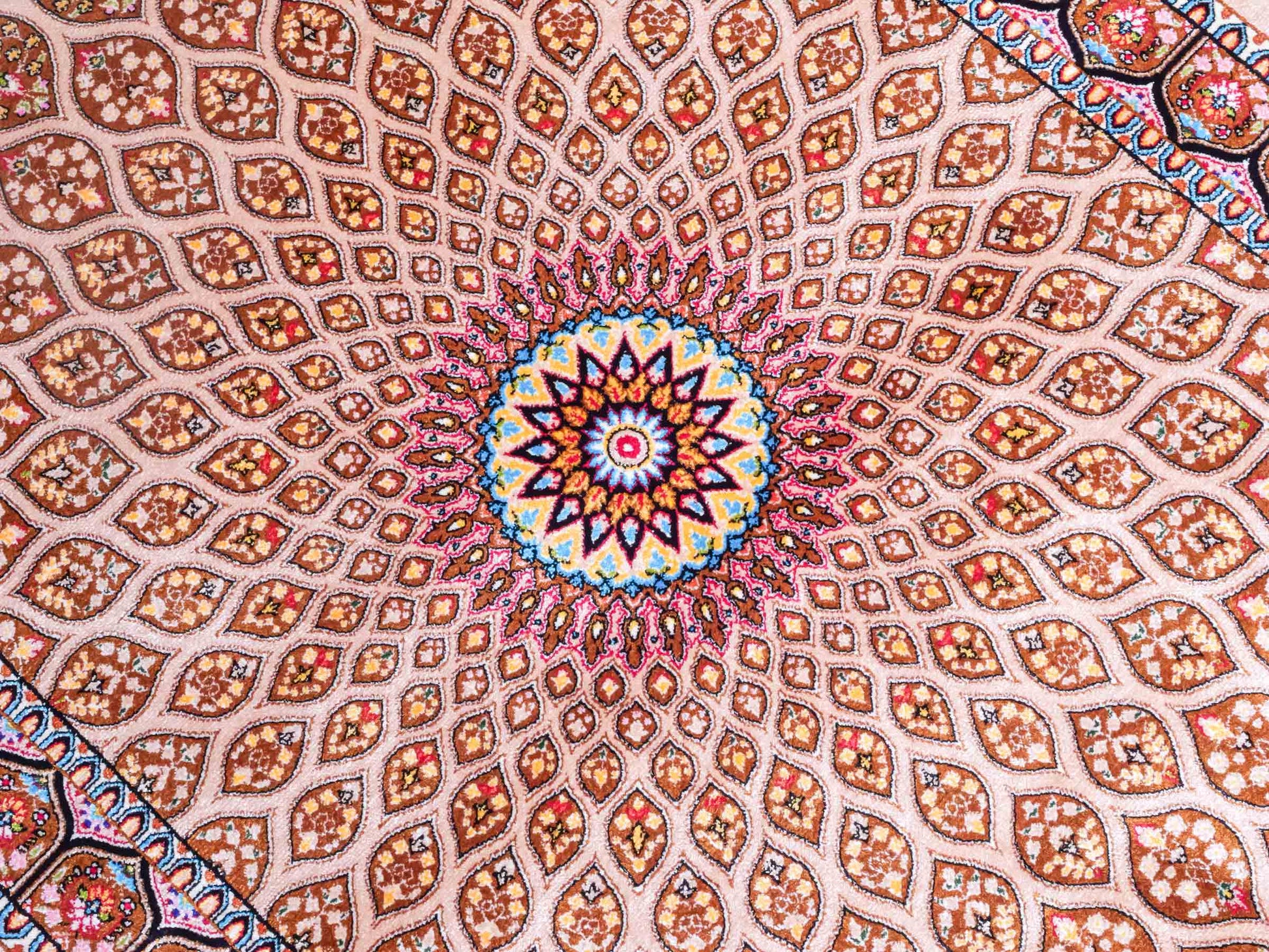 Ghom Maschinenteppich "Goshasp" 90 x 60 cm aus pflanzlicher Seide (Viskose) mit Gumbad-Medaillon, Beige. Teppichnummer: V40BG054H. Persian Luxury Collection by Khademi. Made in Iran / Persia – Vertrieb durch JUPITER Intl.