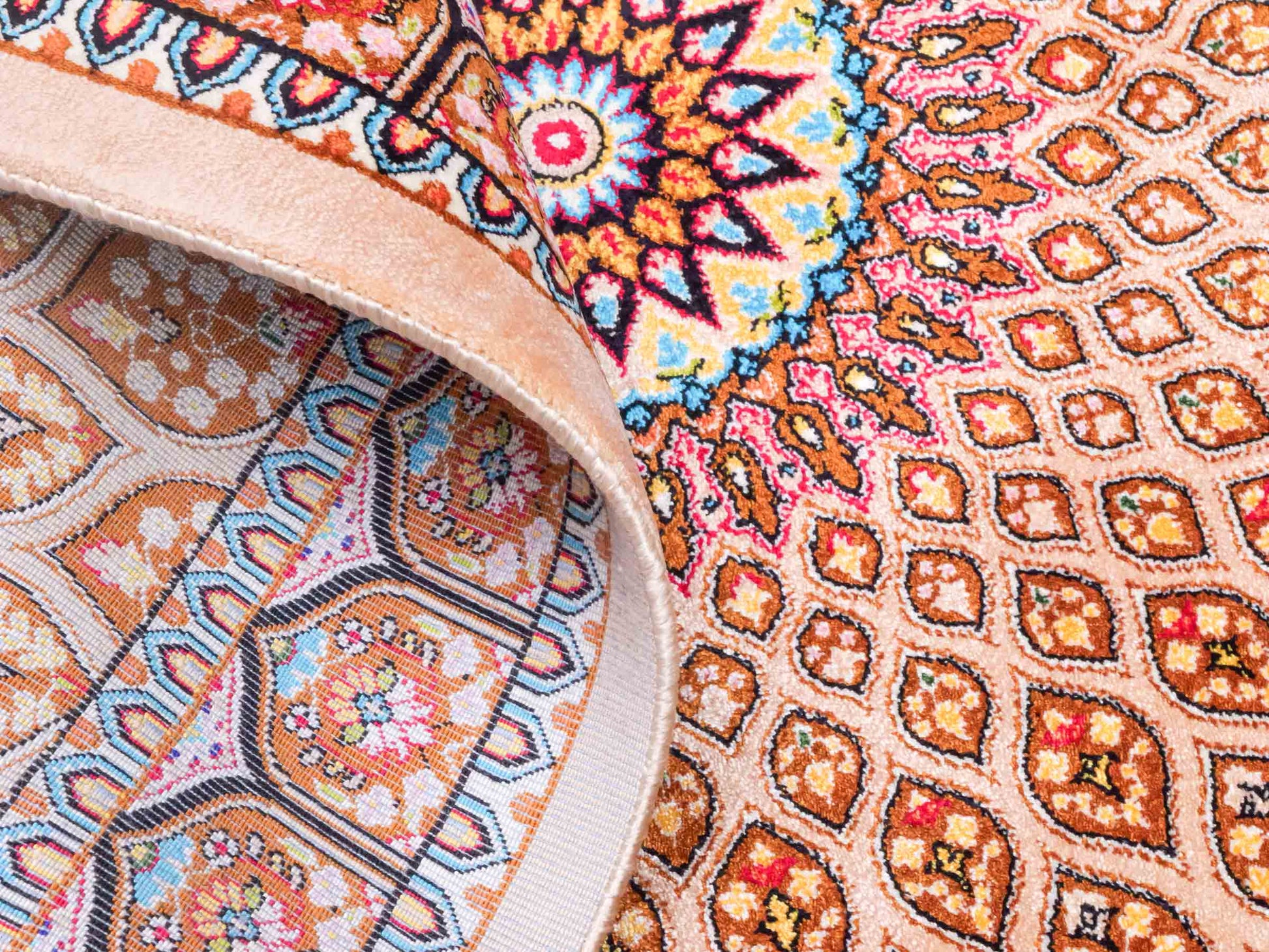 Ghom Maschinenteppich "Goshasp" 90 x 60 cm aus pflanzlicher Seide (Viskose) mit Gumbad-Medaillon, Beige. Teppichnummer: V40BG054H. Persian Luxury Collection by Khademi. Made in Iran / Persia – Vertrieb durch JUPITER Intl.