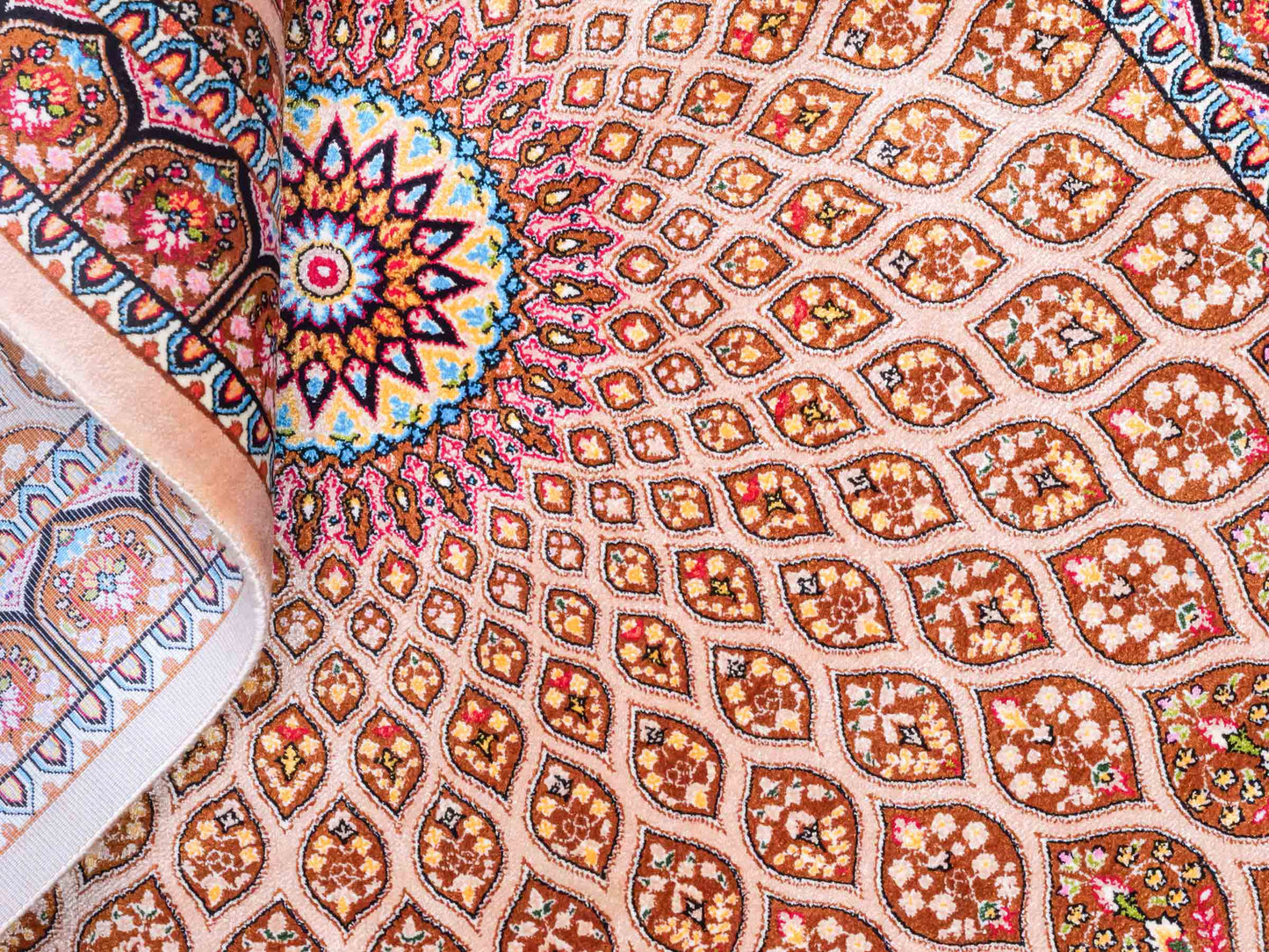 Ghom Maschinenteppich "Goshasp" 90 x 60 cm aus pflanzlicher Seide (Viskose) mit Gumbad-Medaillon, Beige. Teppichnummer: V40BG054H. Persian Luxury Collection by Khademi. Made in Iran / Persia – Vertrieb durch JUPITER Intl.