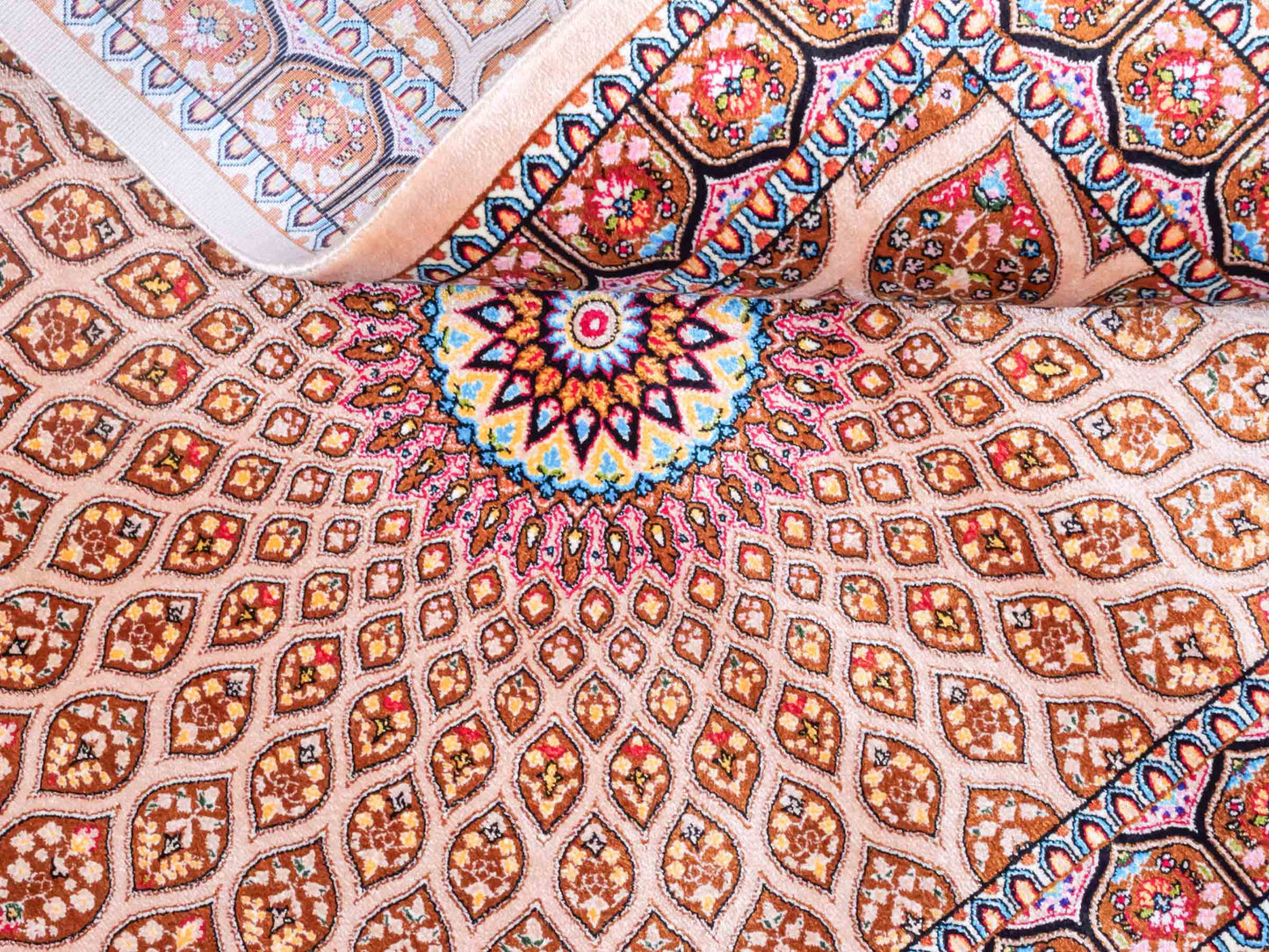 Ghom Maschinenteppich "Goshasp" 90 x 60 cm aus pflanzlicher Seide (Viskose) mit Gumbad-Medaillon, Beige. Teppichnummer: V40BG054H. Persian Luxury Collection by Khademi. Made in Iran / Persia – Vertrieb durch JUPITER Intl.