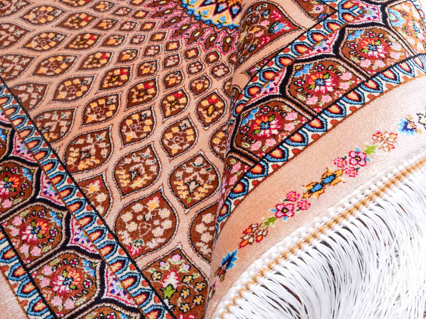 Ghom Maschinenteppich "Goshasp" 90 x 60 cm aus pflanzlicher Seide (Viskose) mit Gumbad-Medaillon, Beige. Teppichnummer: V40BG054H. Persian Luxury Collection by Khademi. Made in Iran / Persia – Vertrieb durch JUPITER Intl.