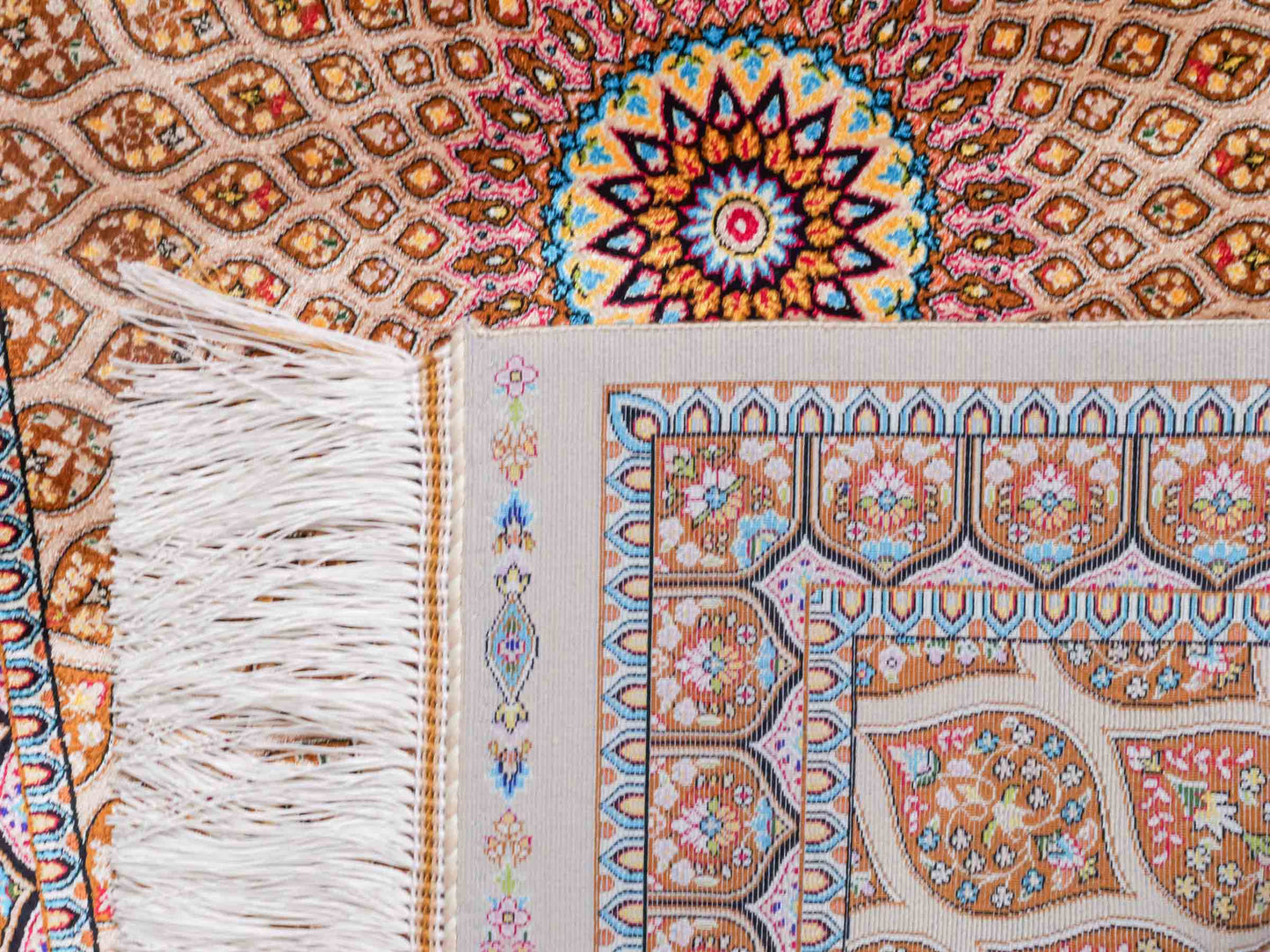 Ghom Maschinenteppich "Goshasp" 90 x 60 cm aus pflanzlicher Seide (Viskose) mit Gumbad-Medaillon, Beige. Teppichnummer: V40BG054H. Persian Luxury Collection by Khademi. Made in Iran / Persia – Vertrieb durch JUPITER Intl.
