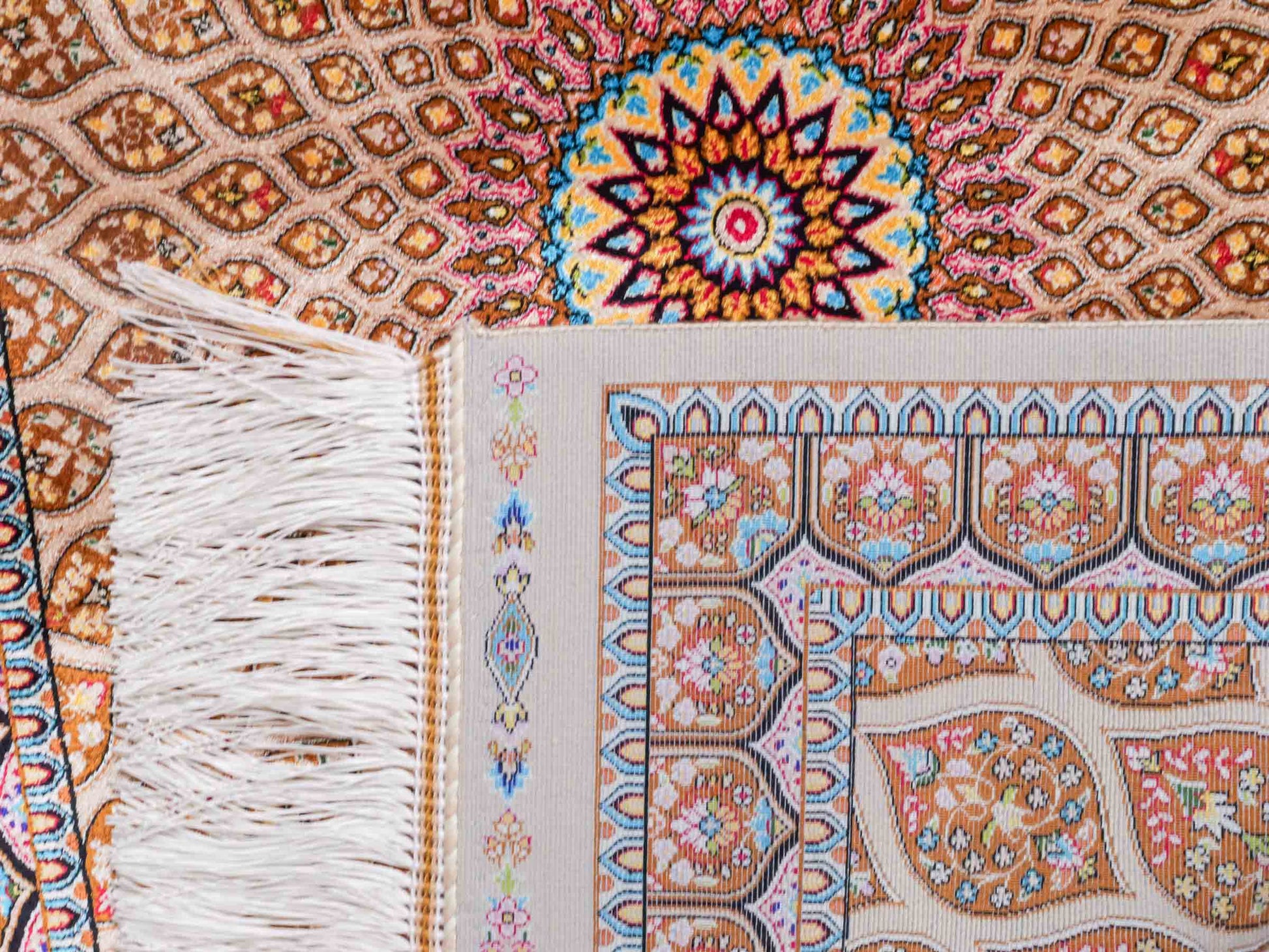 Ghom Maschinenteppich "Goshasp" 90 x 60 cm aus pflanzlicher Seide (Viskose) mit Gumbad-Medaillon, Beige. Teppichnummer: V40BG054H. Persian Luxury Collection by Khademi. Made in Iran / Persia – Vertrieb durch JUPITER Intl.