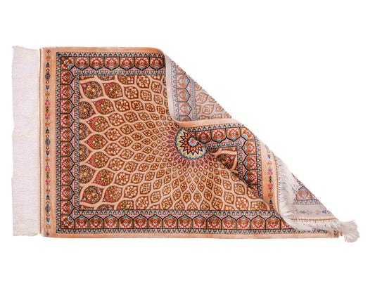 Ghom Maschinenteppich "Goshasp" 90 x 60 cm aus pflanzlicher Seide (Viskose) mit Gumbad-Medaillon, Beige. Teppichnummer: V40BG054H. Persian Luxury Collection by Khademi. Made in Iran / Persia – Vertrieb durch JUPITER Intl.