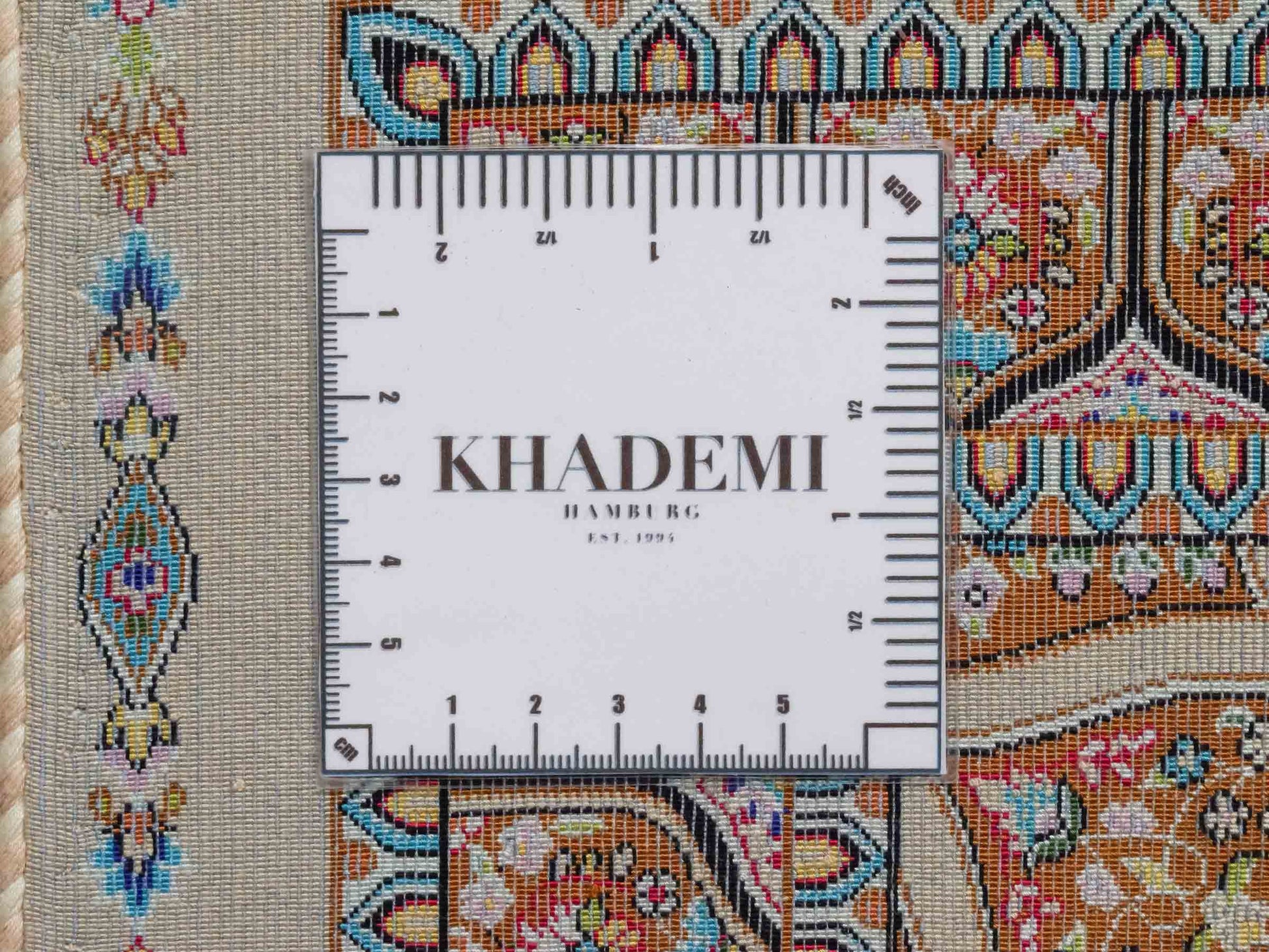 Ghom Maschinenteppich "Goshasp" 90 x 60 cm aus pflanzlicher Seide (Viskose) mit Gumbad-Medaillon, Beige. Teppichnummer: V40BG054H. Persian Luxury Collection by Khademi. Made in Iran / Persia – Vertrieb durch JUPITER Intl.