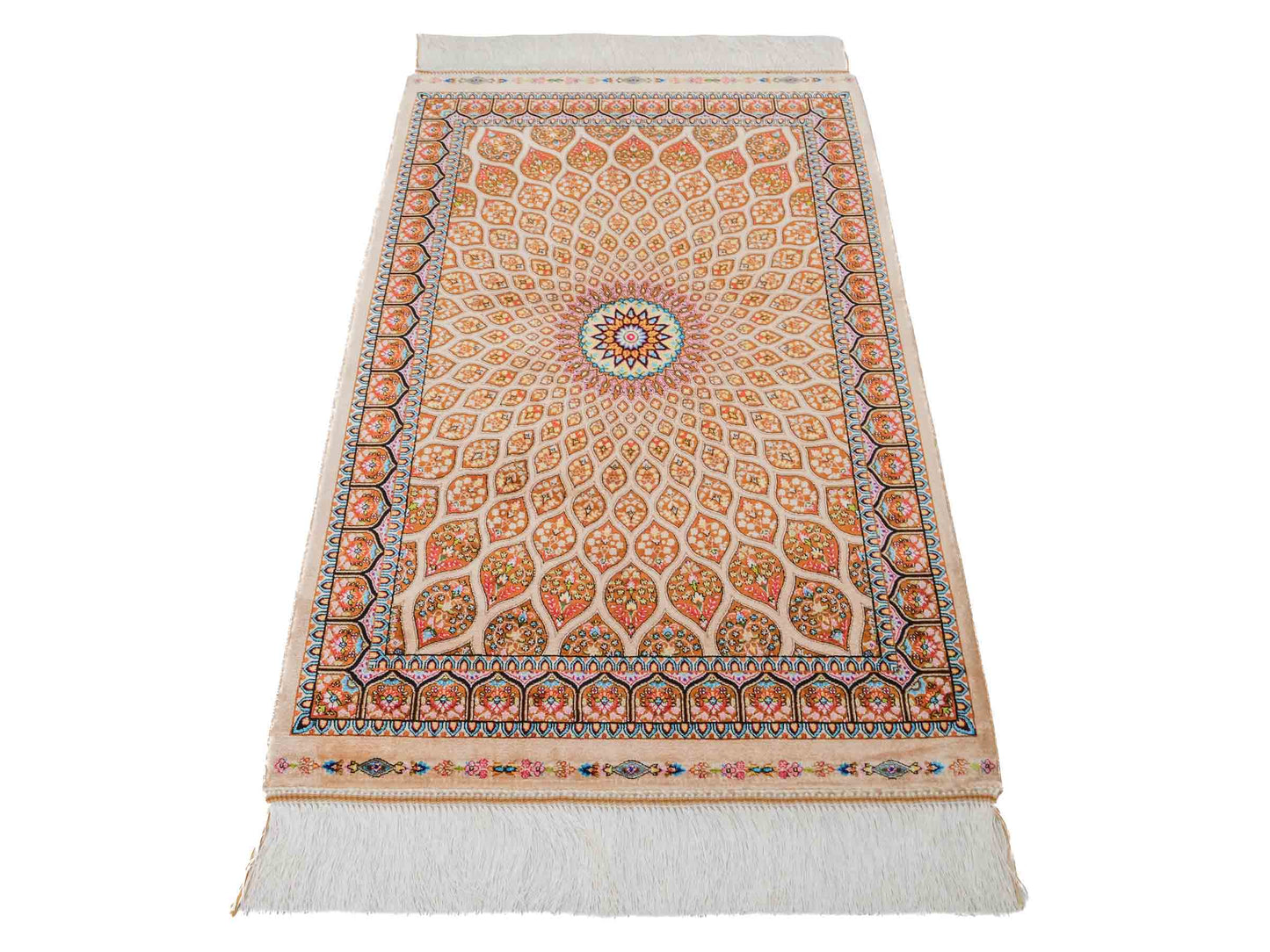 Ghom Maschinenteppich "Goshasp" 90 x 60 cm aus pflanzlicher Seide (Viskose) mit Gumbad-Medaillon, Beige. Teppichnummer: V40BG054H. Persian Luxury Collection by Khademi. Made in Iran / Persia – Vertrieb durch JUPITER Intl.