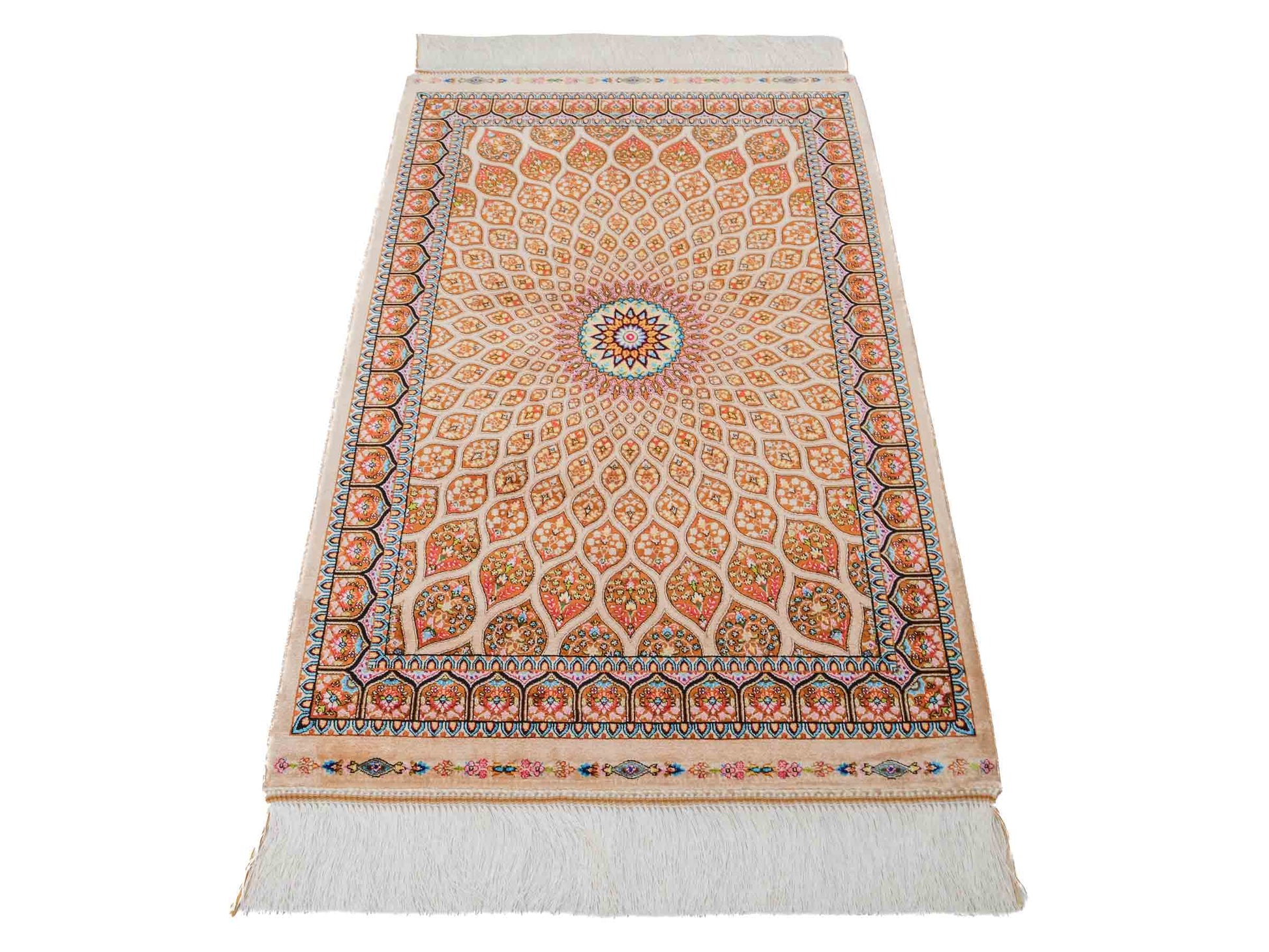 Ghom Maschinenteppich "Goshasp" 90 x 60 cm aus pflanzlicher Seide (Viskose) mit Gumbad-Medaillon, Beige. Teppichnummer: V40BG054H. Persian Luxury Collection by Khademi. Made in Iran / Persia – Vertrieb durch JUPITER Intl.