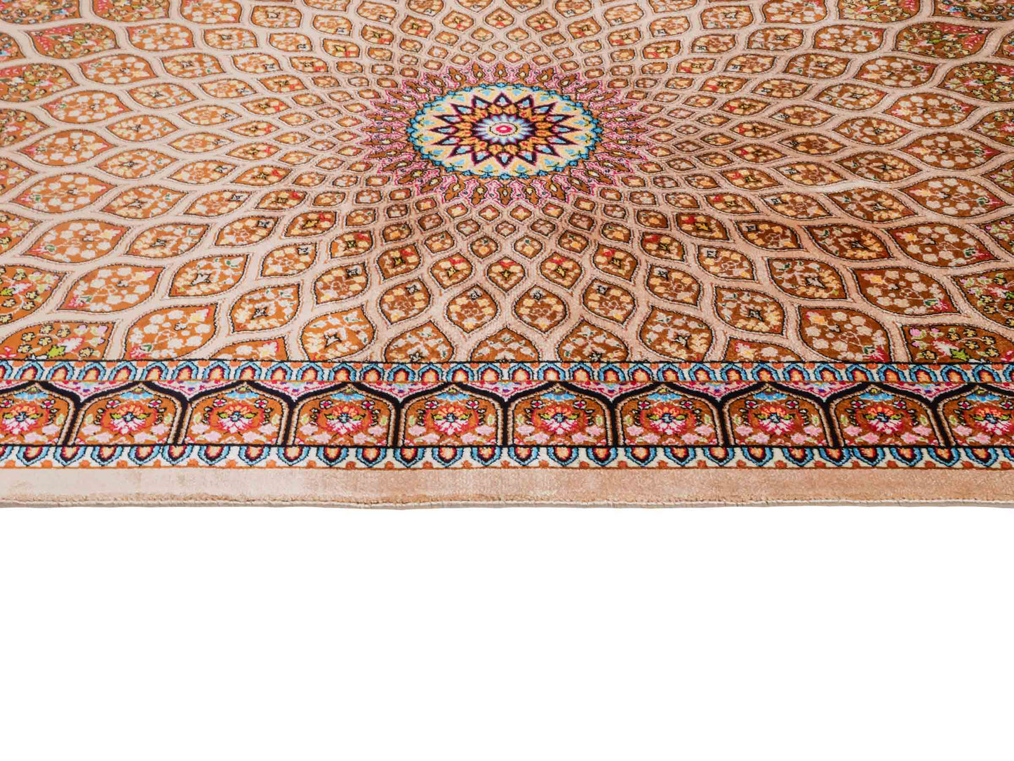 Ghom Maschinenteppich "Goshasp" 90 x 60 cm aus pflanzlicher Seide (Viskose) mit Gumbad-Medaillon, Beige. Teppichnummer: V40BG054H. Persian Luxury Collection by Khademi. Made in Iran / Persia – Vertrieb durch JUPITER Intl.