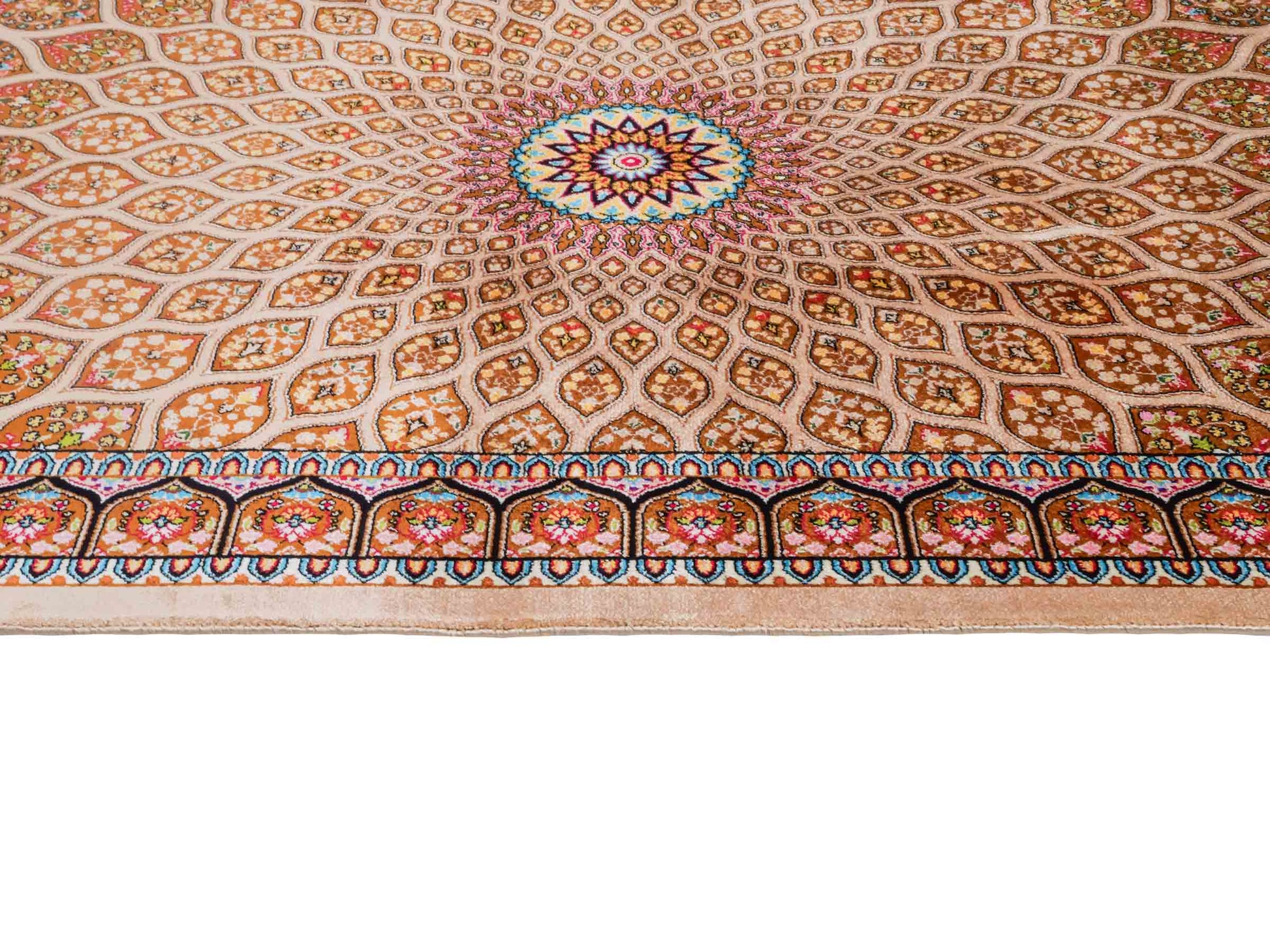 Ghom Maschinenteppich "Goshasp" 90 x 60 cm aus pflanzlicher Seide (Viskose) mit Gumbad-Medaillon, Beige. Teppichnummer: V40BG054H. Persian Luxury Collection by Khademi. Made in Iran / Persia – Vertrieb durch JUPITER Intl.