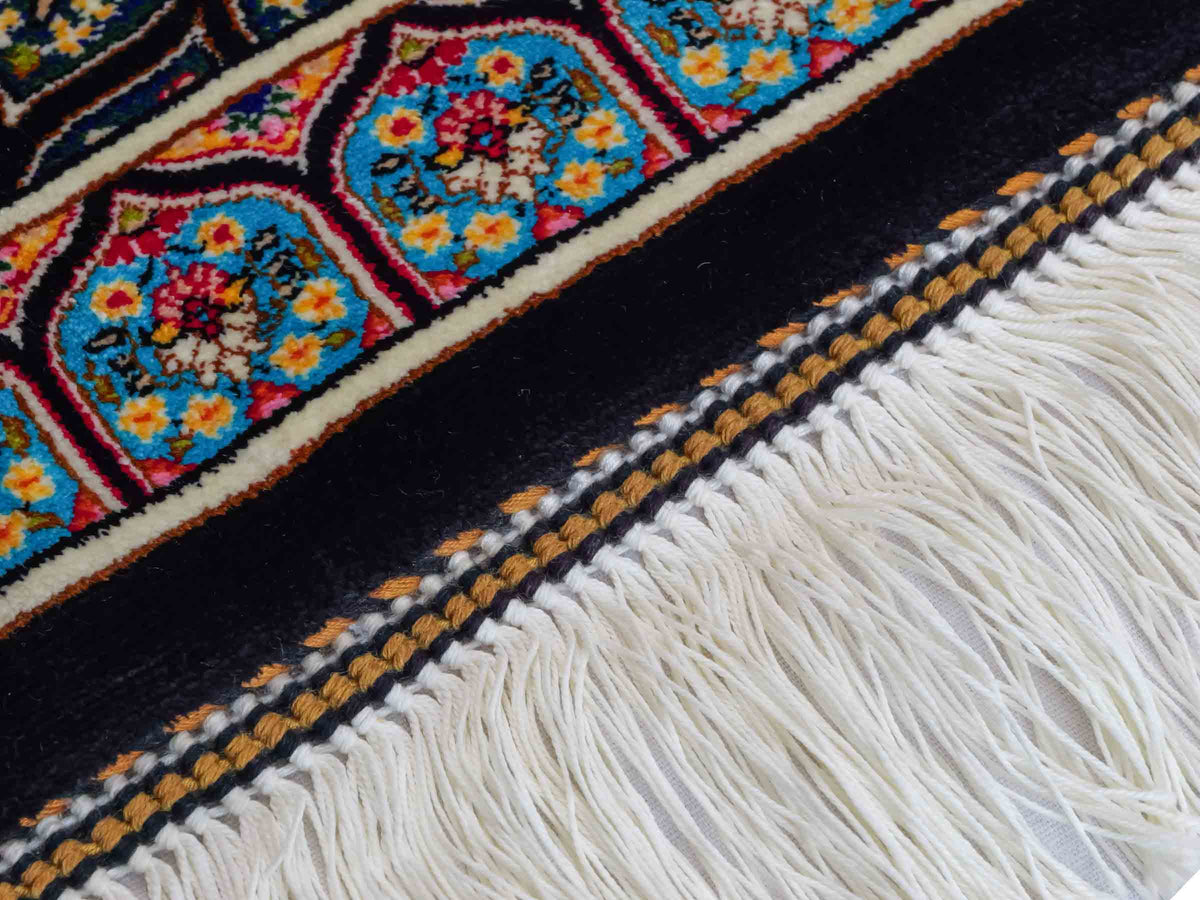 Runder Ghom Maschinenteppich "Goshasp" 50 x 50 cm, mit Medaillon, aus pflanzlicher Seide (Viskose), Schwarz-Mehrfarbig, Hand-Finished. Teppichnummer: V40BK025H. Persian Luxury Collection by Khademi. Made in Iran / Persia – Vertrieb: JUPITER Intl.