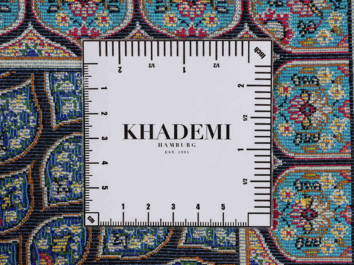 Runder Ghom Maschinenteppich "Goshasp" 50 x 50 cm, mit Medaillon, aus pflanzlicher Seide (Viskose), Schwarz-Mehrfarbig, Hand-Finished. Teppichnummer: V40BK025H. Persian Luxury Collection by Khademi. Made in Iran / Persia – Vertrieb: JUPITER Intl.