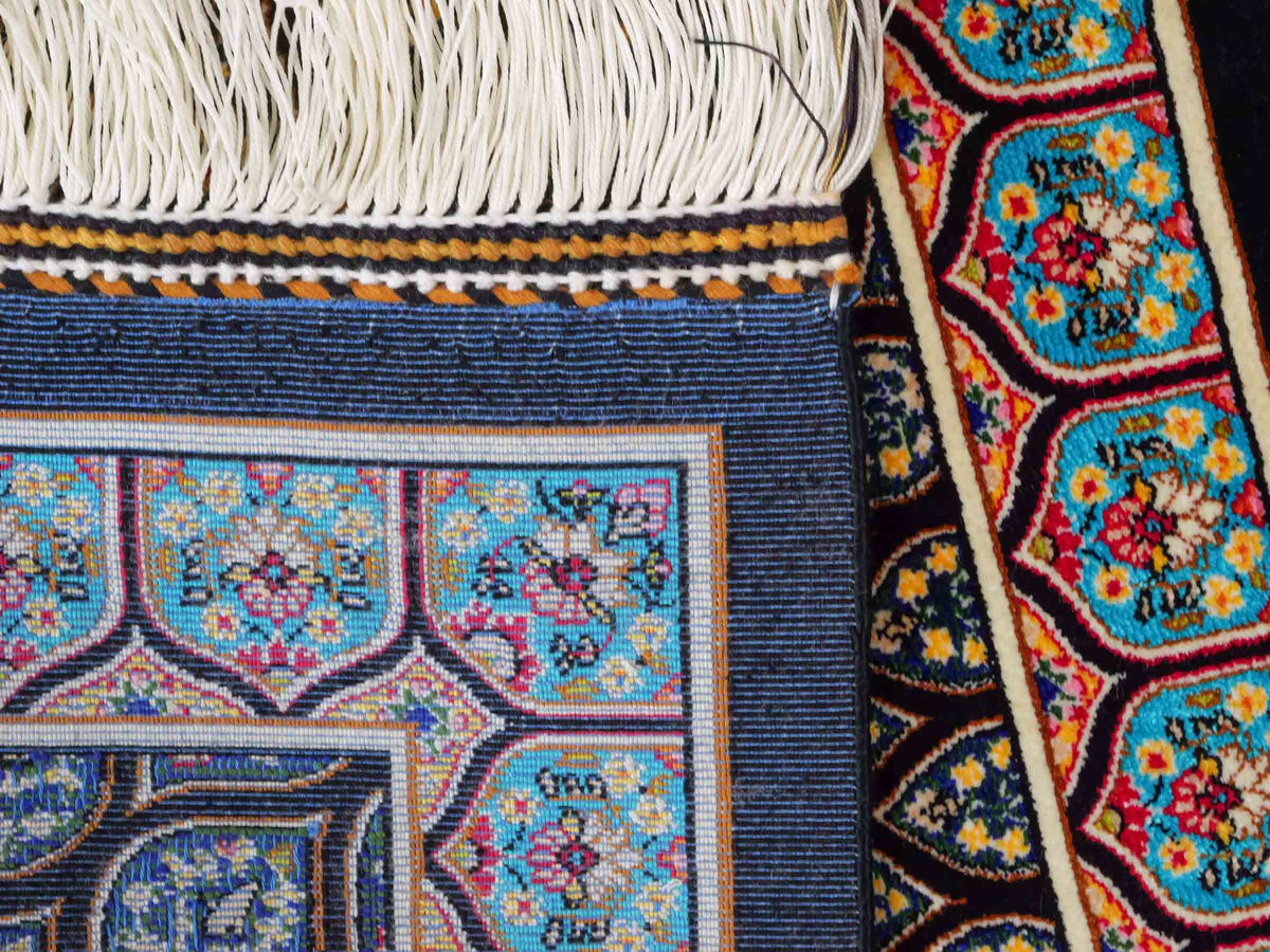 Runder Ghom Maschinenteppich "Goshasp" 50 x 50 cm, mit Medaillon, aus pflanzlicher Seide (Viskose), Schwarz-Mehrfarbig, Hand-Finished. Teppichnummer: V40BK025H. Persian Luxury Collection by Khademi. Made in Iran / Persia – Vertrieb: JUPITER Intl.