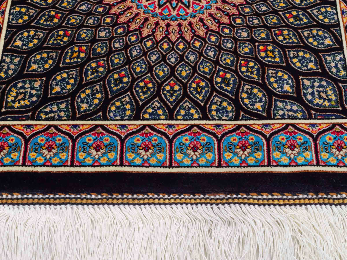 Runder Ghom Maschinenteppich "Goshasp" 50 x 50 cm, mit Medaillon, aus pflanzlicher Seide (Viskose), Schwarz-Mehrfarbig, Hand-Finished. Teppichnummer: V40BK025H. Persian Luxury Collection by Khademi. Made in Iran / Persia – Vertrieb: JUPITER Intl.