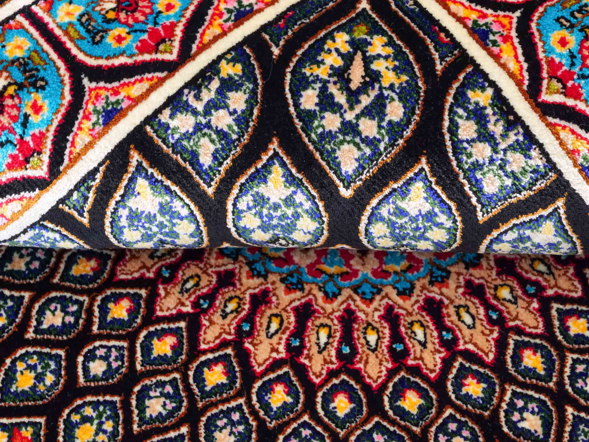 Runder Ghom Maschinenteppich "Goshasp" 50 x 50 cm, mit Medaillon, aus pflanzlicher Seide (Viskose), Schwarz-Mehrfarbig, Hand-Finished. Teppichnummer: V40BK025H. Persian Luxury Collection by Khademi. Made in Iran / Persia – Vertrieb: JUPITER Intl.