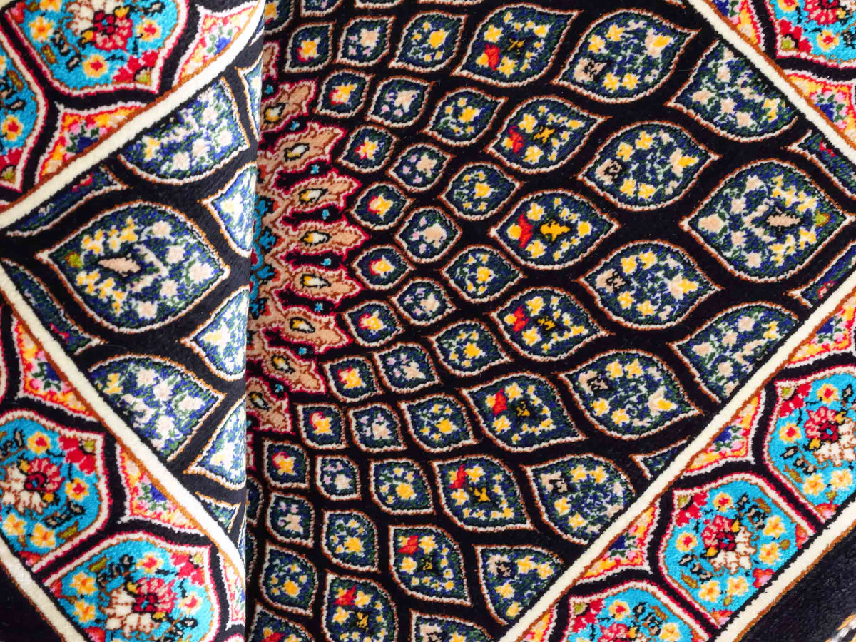 Runder Ghom Maschinenteppich "Goshasp" 50 x 50 cm, mit Medaillon, aus pflanzlicher Seide (Viskose), Schwarz-Mehrfarbig, Hand-Finished. Teppichnummer: V40BK025H. Persian Luxury Collection by Khademi. Made in Iran / Persia – Vertrieb: JUPITER Intl.