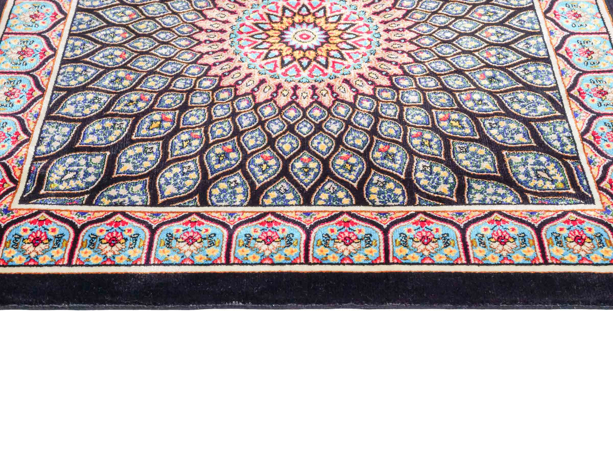 Runder Ghom Maschinenteppich "Goshasp" 50 x 50 cm, mit Medaillon, aus pflanzlicher Seide (Viskose), Schwarz-Mehrfarbig, Hand-Finished. Teppichnummer: V40BK025H. Persian Luxury Collection by Khademi. Made in Iran / Persia – Vertrieb: JUPITER Intl.