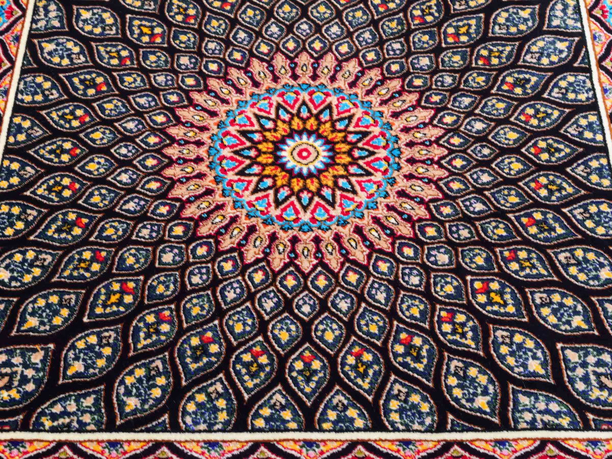 Runder Ghom Maschinenteppich "Goshasp" 50 x 50 cm, mit Medaillon, aus pflanzlicher Seide (Viskose), Schwarz-Mehrfarbig, Hand-Finished. Teppichnummer: V40BK025H. Persian Luxury Collection by Khademi. Made in Iran / Persia – Vertrieb: JUPITER Intl.