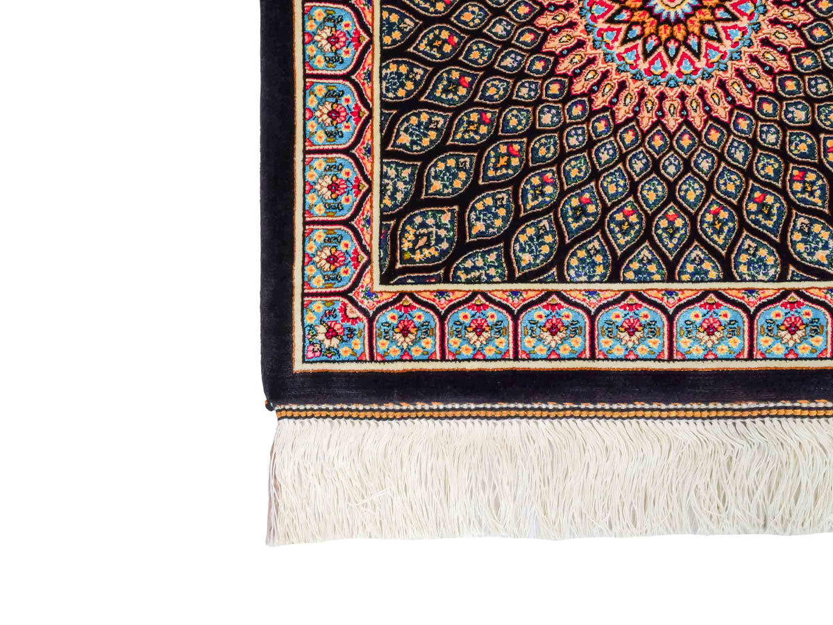 Runder Ghom Maschinenteppich "Goshasp" 50 x 50 cm, mit Medaillon, aus pflanzlicher Seide (Viskose), Schwarz-Mehrfarbig, Hand-Finished. Teppichnummer: V40BK025H. Persian Luxury Collection by Khademi. Made in Iran / Persia – Vertrieb: JUPITER Intl.