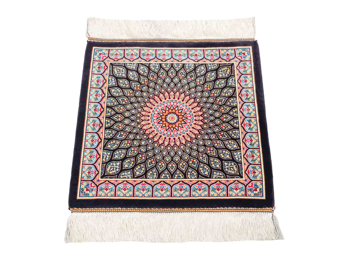 Runder Ghom Maschinenteppich "Goshasp" 50 x 50 cm, mit Medaillon, aus pflanzlicher Seide (Viskose), Schwarz-Mehrfarbig, Hand-Finished. Teppichnummer: V40BK025H. Persian Luxury Collection by Khademi. Made in Iran / Persia – Vertrieb: JUPITER Intl.