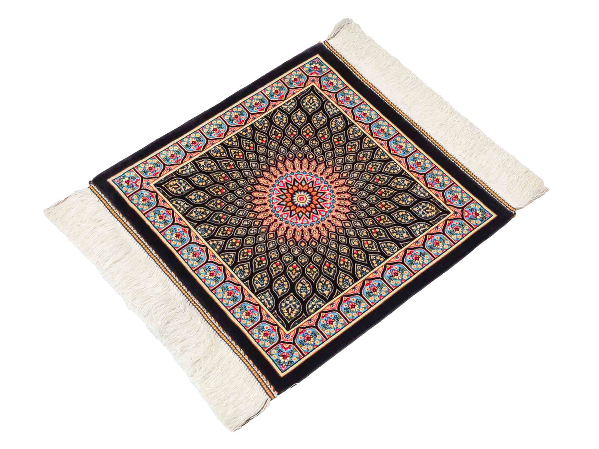 Runder Ghom Maschinenteppich "Goshasp" 50 x 50 cm, mit Medaillon, aus pflanzlicher Seide (Viskose), Schwarz-Mehrfarbig, Hand-Finished. Teppichnummer: V40BK025H. Persian Luxury Collection by Khademi. Made in Iran / Persia – Vertrieb: JUPITER Intl.