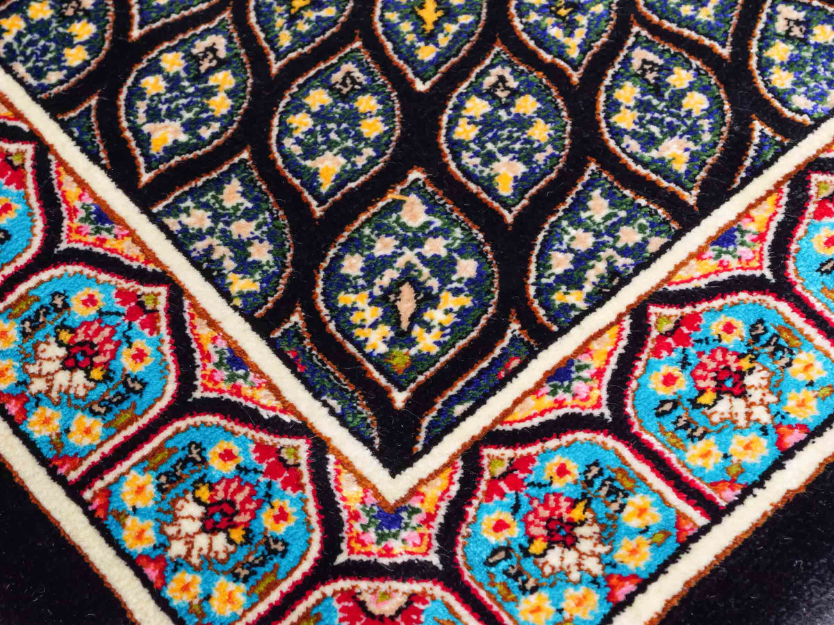 Runder Ghom Maschinenteppich "Goshasp" 50 x 50 cm, mit Medaillon, aus pflanzlicher Seide (Viskose), Schwarz-Mehrfarbig, Hand-Finished. Teppichnummer: V40BK025H. Persian Luxury Collection by Khademi. Made in Iran / Persia – Vertrieb: JUPITER Intl.