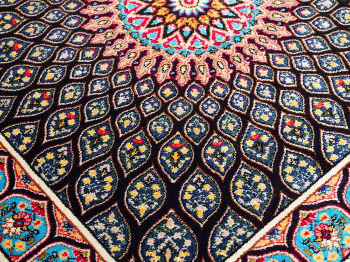 Runder Ghom Maschinenteppich "Goshasp" 50 x 50 cm, mit Medaillon, aus pflanzlicher Seide (Viskose), Schwarz-Mehrfarbig, Hand-Finished. Teppichnummer: V40BK025H. Persian Luxury Collection by Khademi. Made in Iran / Persia – Vertrieb: JUPITER Intl.
