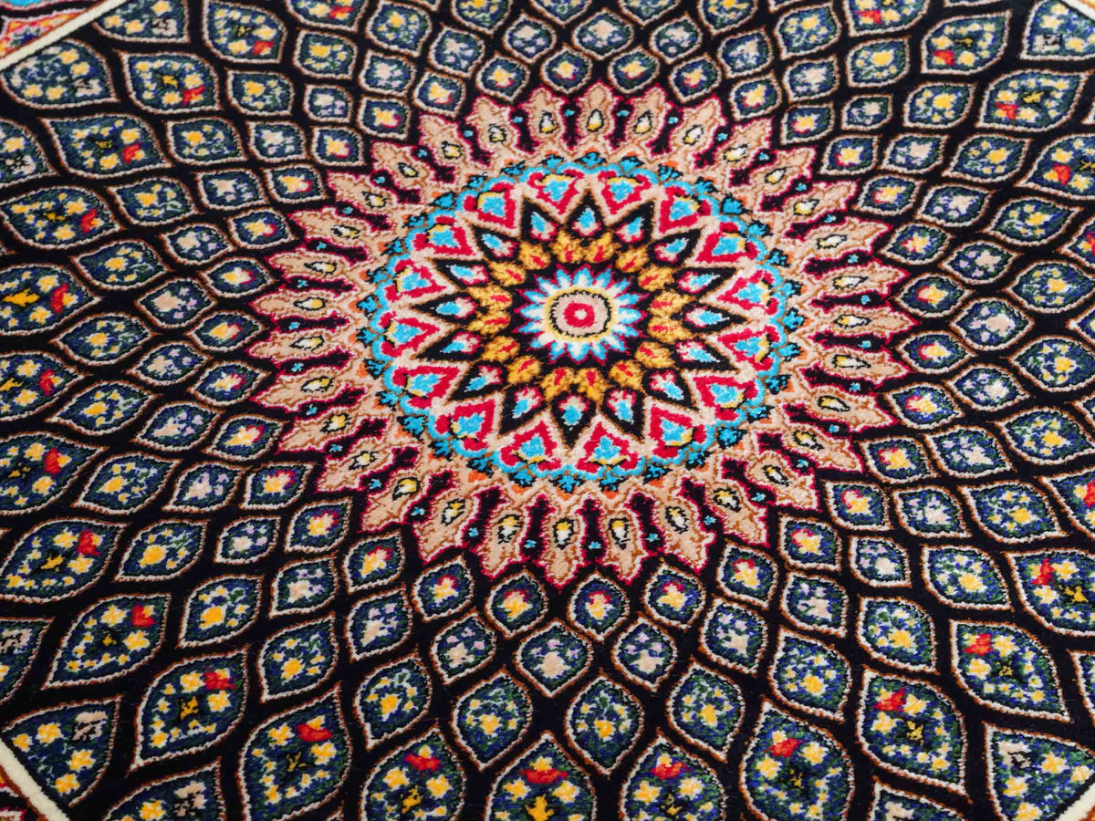 Runder Ghom Maschinenteppich "Goshasp" 50 x 50 cm, mit Medaillon, aus pflanzlicher Seide (Viskose), Schwarz-Mehrfarbig, Hand-Finished. Teppichnummer: V40BK025H. Persian Luxury Collection by Khademi. Made in Iran / Persia – Vertrieb: JUPITER Intl.
