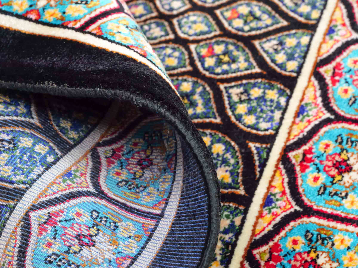 Runder Ghom Maschinenteppich "Goshasp" 50 x 50 cm, mit Medaillon, aus pflanzlicher Seide (Viskose), Schwarz-Mehrfarbig, Hand-Finished. Teppichnummer: V40BK025H. Persian Luxury Collection by Khademi. Made in Iran / Persia – Vertrieb: JUPITER Intl.