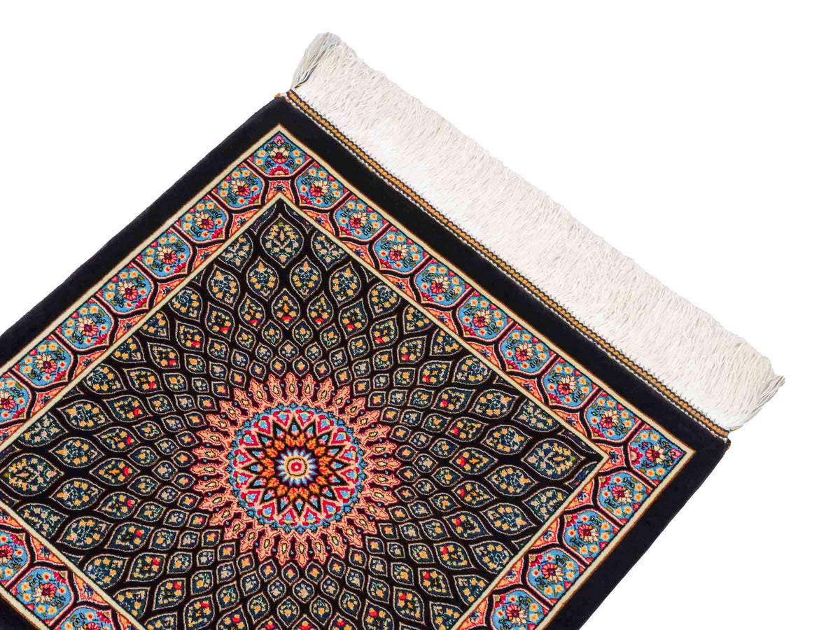 Runder Ghom Maschinenteppich "Goshasp" 50 x 50 cm, mit Medaillon, aus pflanzlicher Seide (Viskose), Schwarz-Mehrfarbig, Hand-Finished. Teppichnummer: V40BK025H. Persian Luxury Collection by Khademi. Made in Iran / Persia – Vertrieb: JUPITER Intl.
