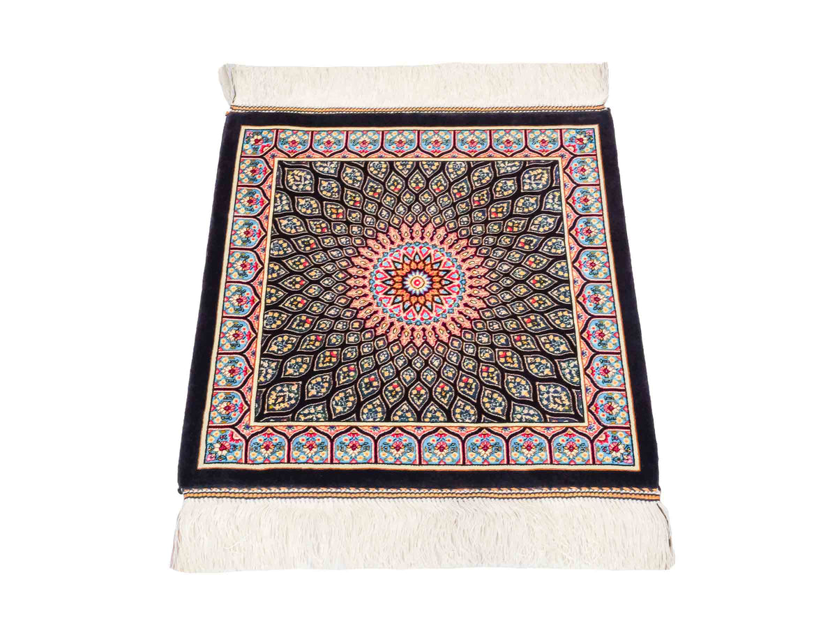 Runder Ghom Maschinenteppich "Goshasp" 50 x 50 cm, mit Medaillon, aus pflanzlicher Seide (Viskose), Schwarz-Mehrfarbig, Hand-Finished. Teppichnummer: V40BK025H. Persian Luxury Collection by Khademi. Made in Iran / Persia – Vertrieb: JUPITER Intl.