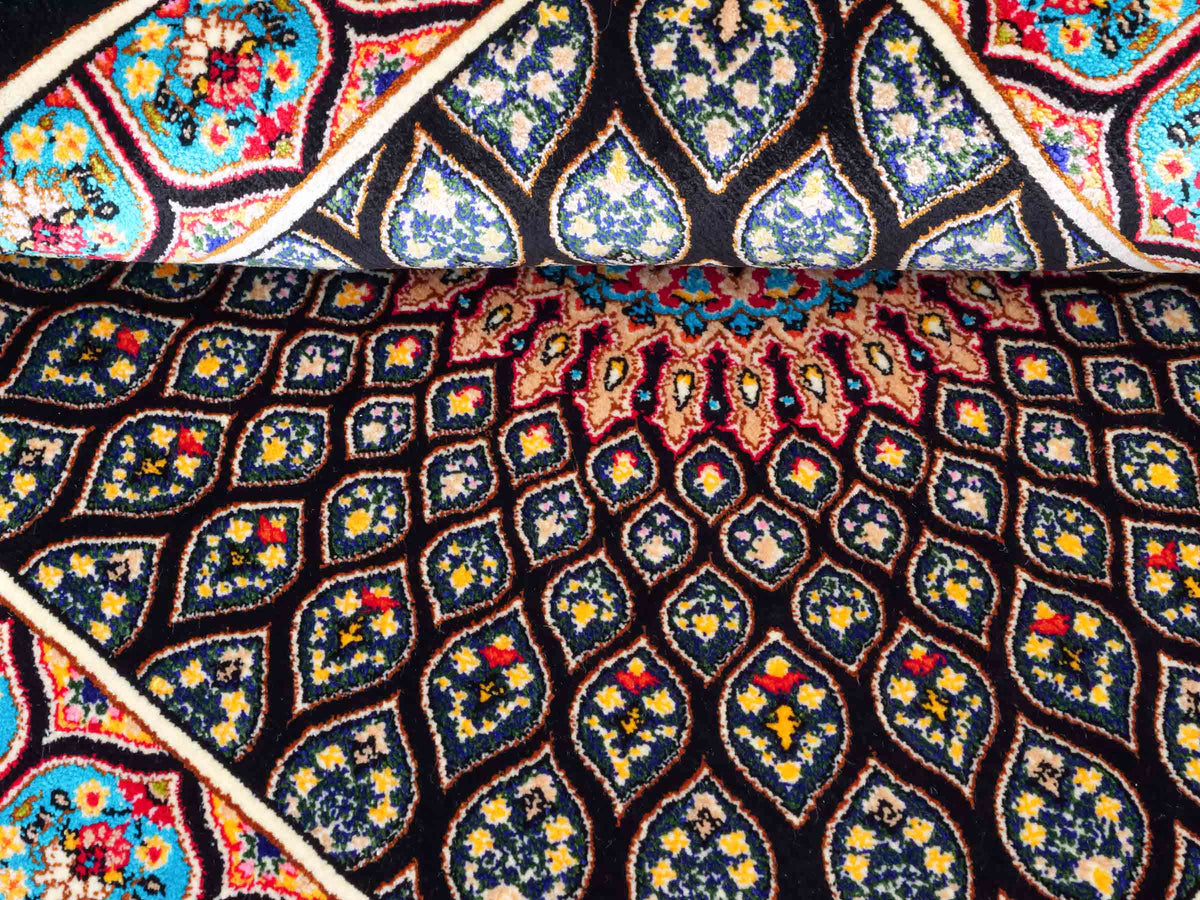 Runder Ghom Maschinenteppich "Goshasp" 50 x 50 cm, mit Medaillon, aus pflanzlicher Seide (Viskose), Schwarz-Mehrfarbig, Hand-Finished. Teppichnummer: V40BK025H. Persian Luxury Collection by Khademi. Made in Iran / Persia – Vertrieb: JUPITER Intl.