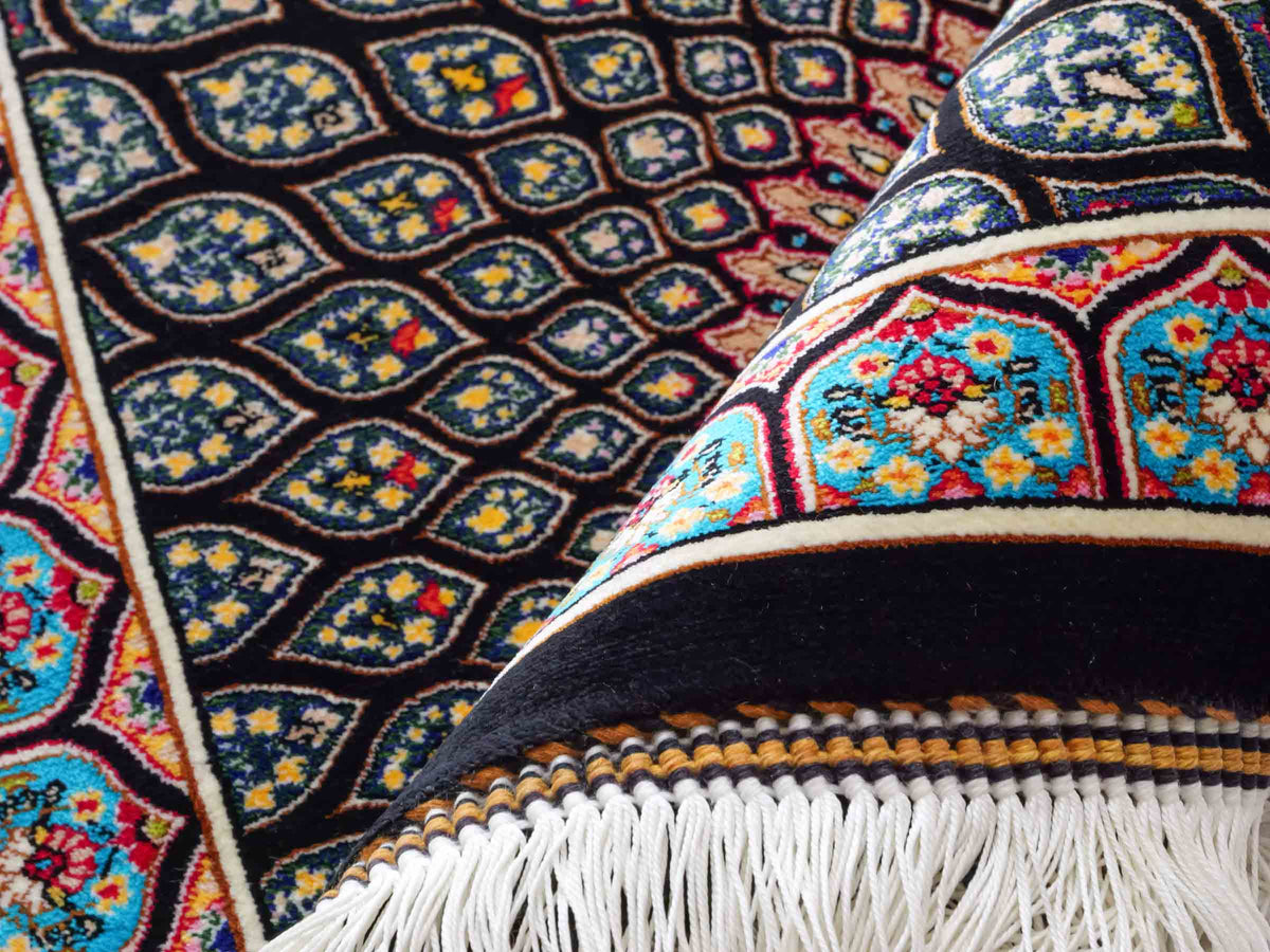 Runder Ghom Maschinenteppich "Goshasp" 50 x 50 cm, mit Medaillon, aus pflanzlicher Seide (Viskose), Schwarz-Mehrfarbig, Hand-Finished. Teppichnummer: V40BK025H. Persian Luxury Collection by Khademi. Made in Iran / Persia – Vertrieb: JUPITER Intl.