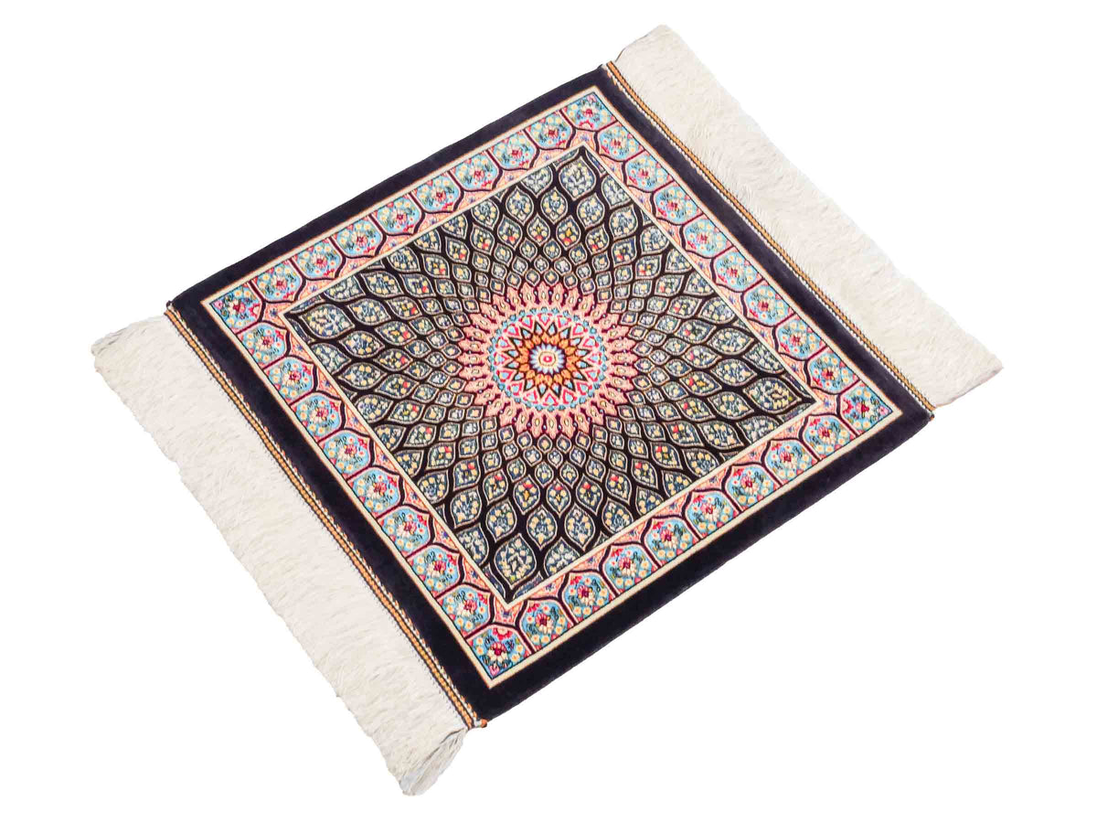 Runder Ghom Maschinenteppich "Goshasp" 50 x 50 cm, mit Medaillon, aus pflanzlicher Seide (Viskose), Schwarz-Mehrfarbig, Hand-Finished. Teppichnummer: V40BK025H. Persian Luxury Collection by Khademi. Made in Iran / Persia – Vertrieb: JUPITER Intl.