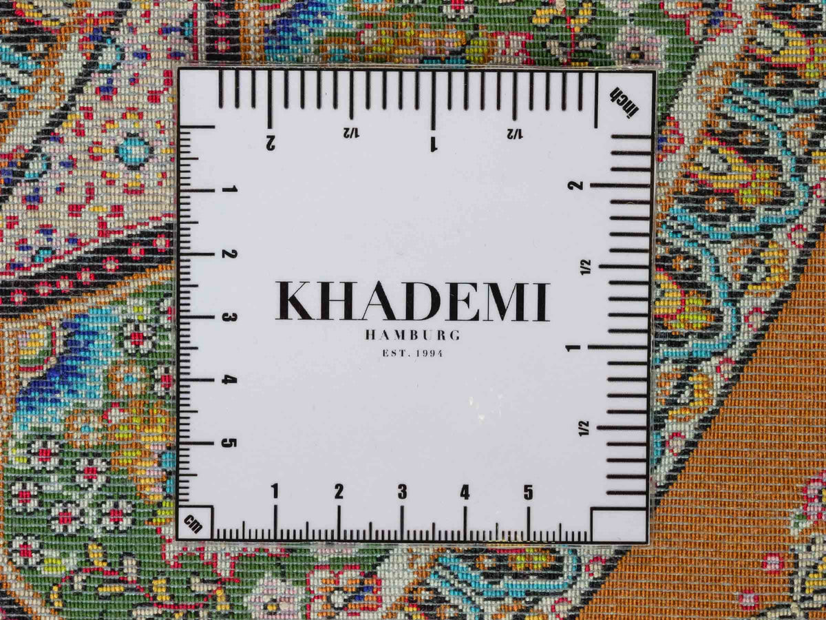 Runder Ghom Maschinenteppich "Goshasp" 100 x 100 cm, mit Medaillon, aus pflanzlicher Seide (Viskose), Braun-Grün. Teppichnummer: V40WN100H. Persian Luxury Collection by Khademi. Made in Iran / Persia – Vertrieb durch JUPITER Intl.