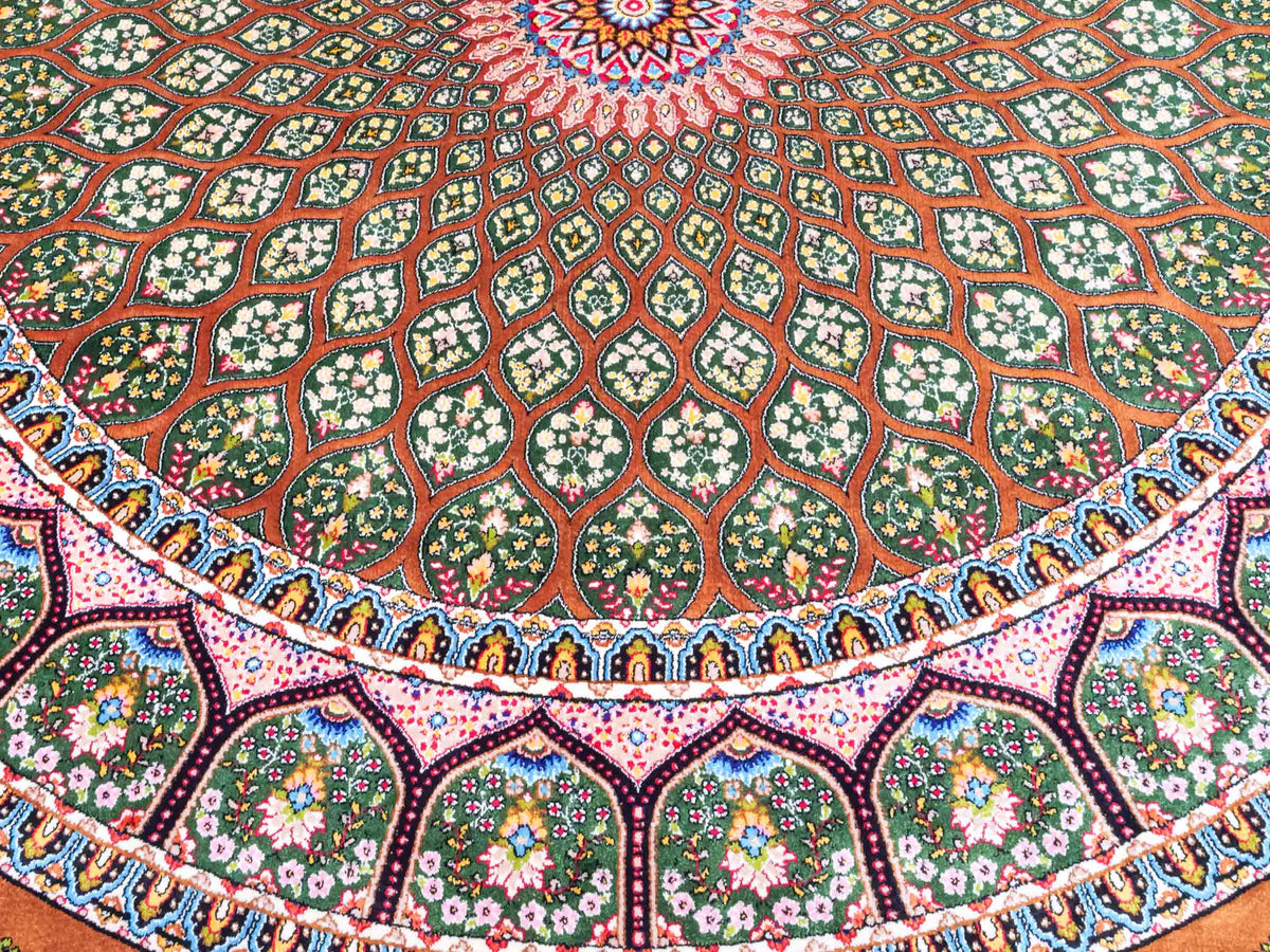 Runder Ghom Maschinenteppich "Goshasp" 100 x 100 cm, mit Medaillon, aus pflanzlicher Seide (Viskose), Braun-Grün. Teppichnummer: V40WN100H. Persian Luxury Collection by Khademi. Made in Iran / Persia – Vertrieb durch JUPITER Intl.