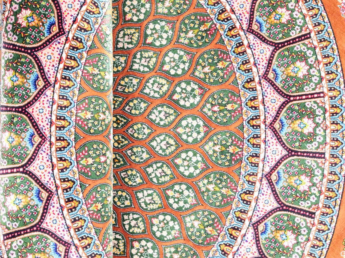 Runder Ghom Maschinenteppich "Goshasp" 100 x 100 cm, mit Medaillon, aus pflanzlicher Seide (Viskose), Braun-Grün. Teppichnummer: V40WN100H. Persian Luxury Collection by Khademi. Made in Iran / Persia – Vertrieb durch JUPITER Intl.