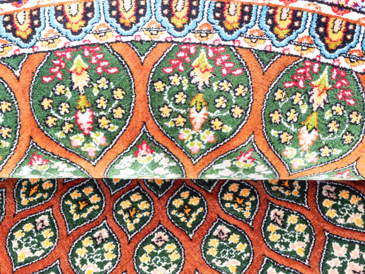 Runder Ghom Maschinenteppich "Goshasp" 100 x 100 cm, mit Medaillon, aus pflanzlicher Seide (Viskose), Braun-Grün. Teppichnummer: V40WN100H. Persian Luxury Collection by Khademi. Made in Iran / Persia – Vertrieb durch JUPITER Intl.