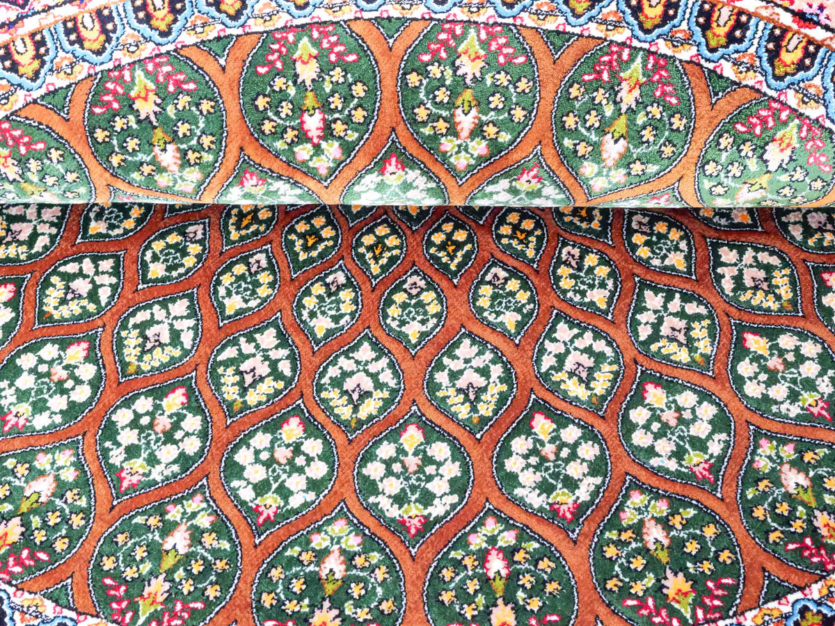 Runder Ghom Maschinenteppich "Goshasp" 100 x 100 cm, mit Medaillon, aus pflanzlicher Seide (Viskose), Braun-Grün. Teppichnummer: V40WN100H. Persian Luxury Collection by Khademi. Made in Iran / Persia – Vertrieb durch JUPITER Intl.