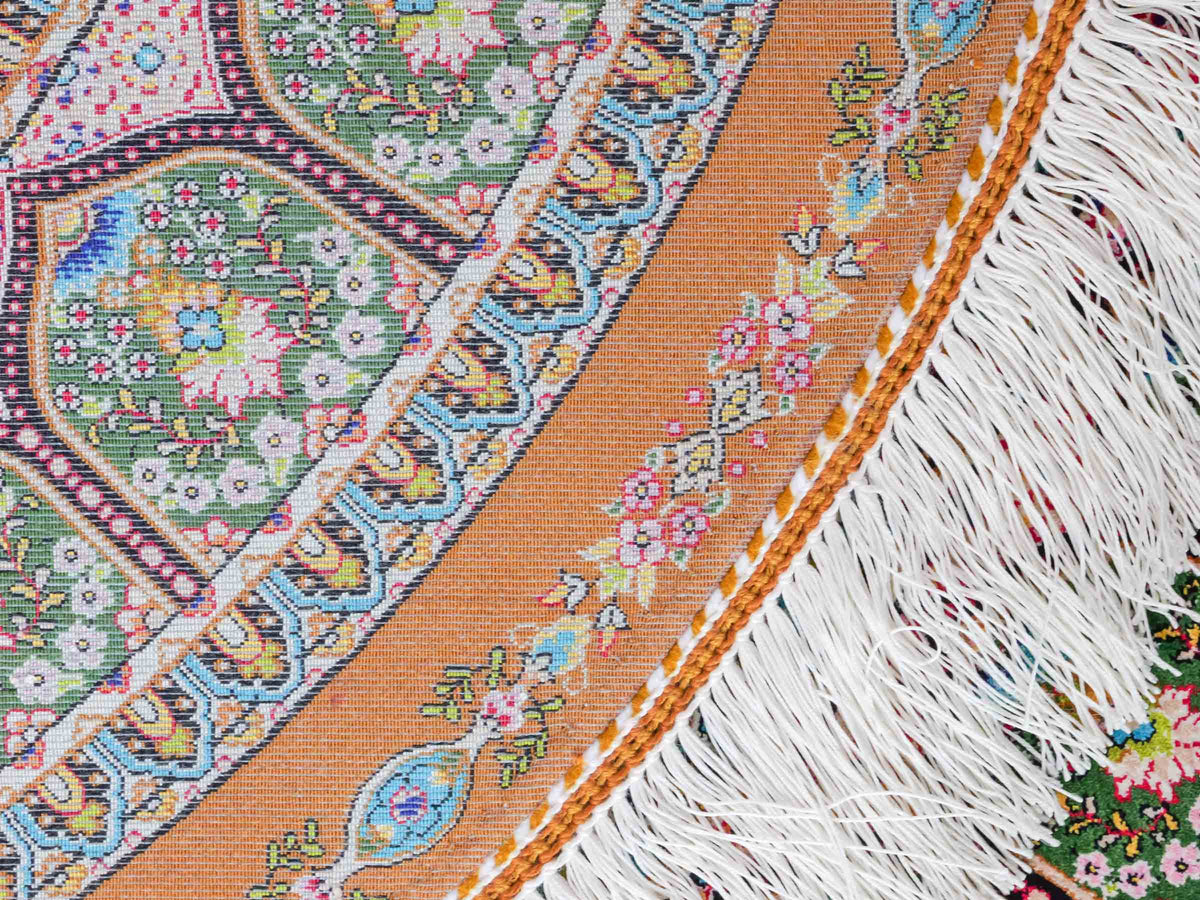 Runder Ghom Maschinenteppich "Goshasp" 100 x 100 cm, mit Medaillon, aus pflanzlicher Seide (Viskose), Braun-Grün. Teppichnummer: V40WN100H. Persian Luxury Collection by Khademi. Made in Iran / Persia – Vertrieb durch JUPITER Intl.
