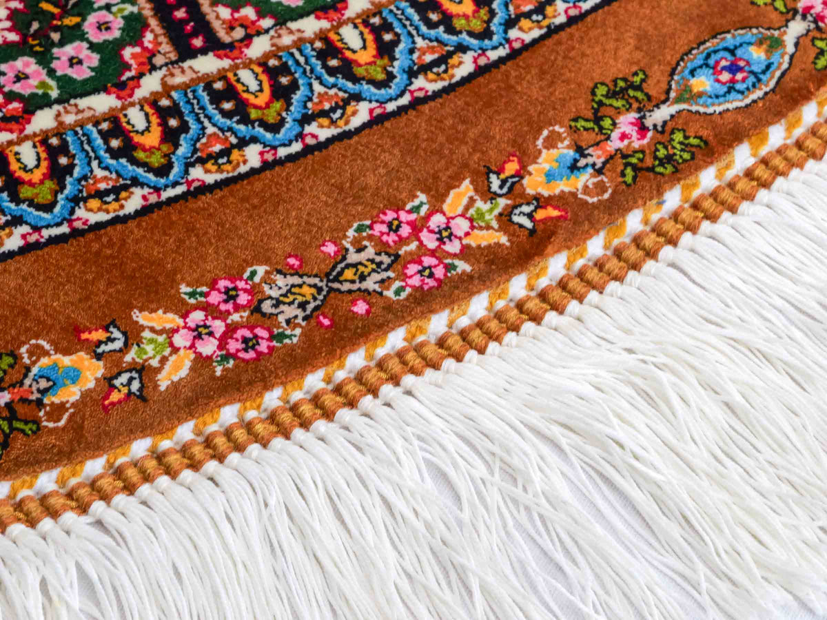 Runder Ghom Maschinenteppich "Goshasp" 100 x 100 cm, mit Medaillon, aus pflanzlicher Seide (Viskose), Braun-Grün. Teppichnummer: V40WN100H. Persian Luxury Collection by Khademi. Made in Iran / Persia – Vertrieb durch JUPITER Intl.