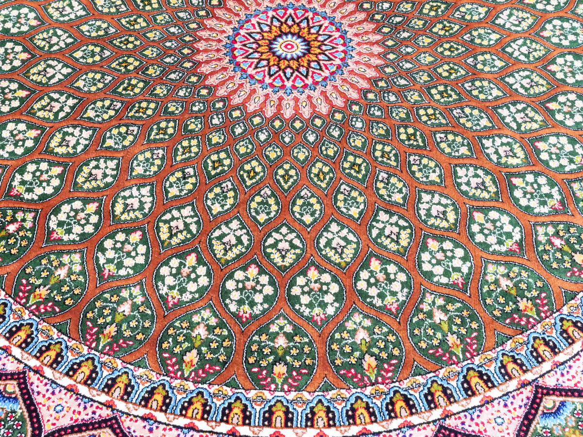 Runder Ghom Maschinenteppich "Goshasp" 100 x 100 cm, mit Medaillon, aus pflanzlicher Seide (Viskose), Braun-Grün. Teppichnummer: V40WN100H. Persian Luxury Collection by Khademi. Made in Iran / Persia – Vertrieb durch JUPITER Intl.