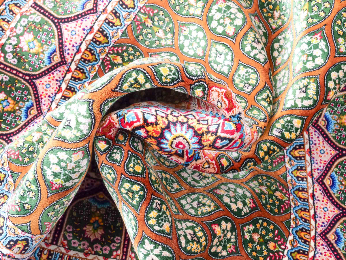 Runder Ghom Maschinenteppich "Goshasp" 100 x 100 cm, mit Medaillon, aus pflanzlicher Seide (Viskose), Braun-Grün. Teppichnummer: V40WN100H. Persian Luxury Collection by Khademi. Made in Iran / Persia – Vertrieb durch JUPITER Intl.