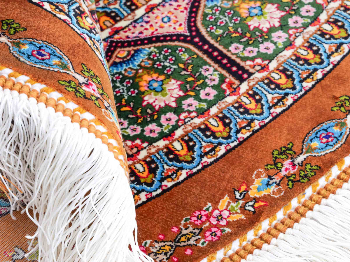 Runder Ghom Maschinenteppich "Goshasp" 100 x 100 cm, mit Medaillon, aus pflanzlicher Seide (Viskose), Braun-Grün. Teppichnummer: V40WN100H. Persian Luxury Collection by Khademi. Made in Iran / Persia – Vertrieb durch JUPITER Intl.