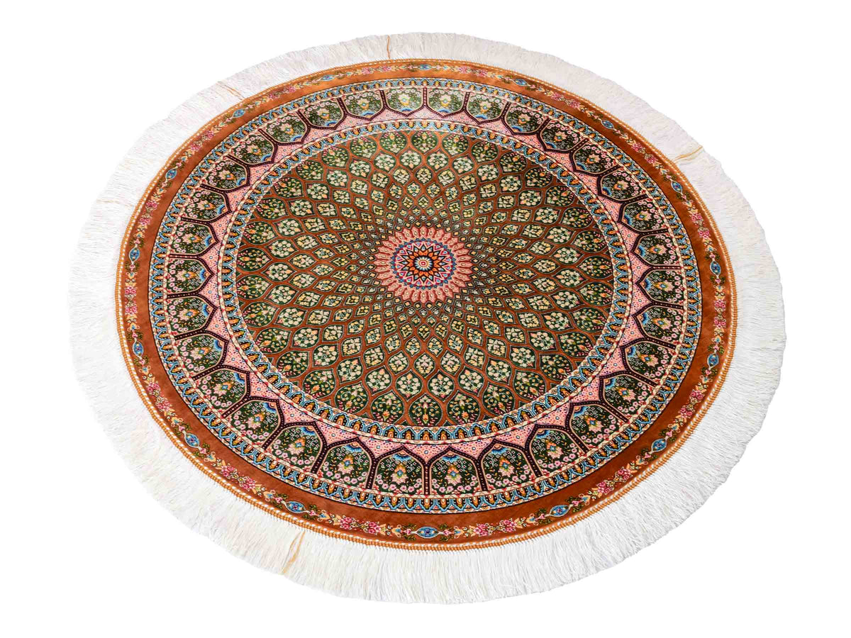 Runder Ghom Maschinenteppich "Goshasp" 100 x 100 cm, mit Medaillon, aus pflanzlicher Seide (Viskose), Braun-Grün. Teppichnummer: V40WN100H. Persian Luxury Collection by Khademi. Made in Iran / Persia – Vertrieb durch JUPITER Intl.