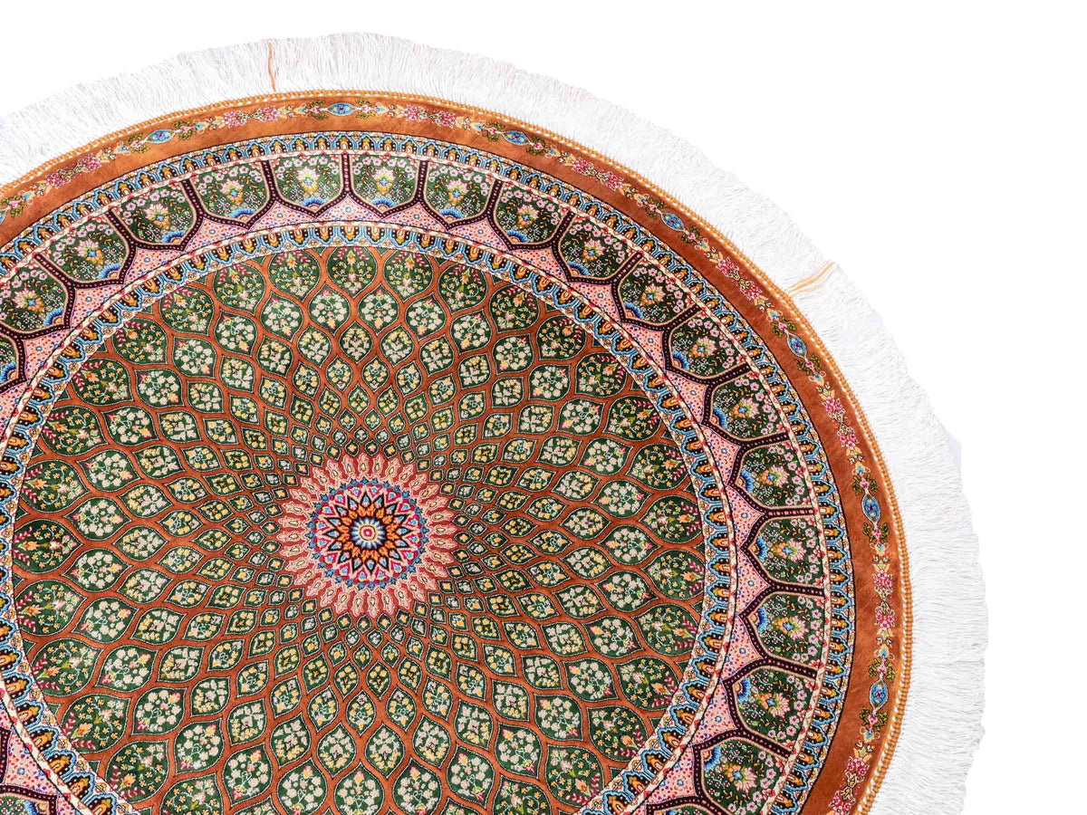 Runder Ghom Maschinenteppich "Goshasp" 100 x 100 cm, mit Medaillon, aus pflanzlicher Seide (Viskose), Braun-Grün. Teppichnummer: V40WN100H. Persian Luxury Collection by Khademi. Made in Iran / Persia – Vertrieb durch JUPITER Intl.