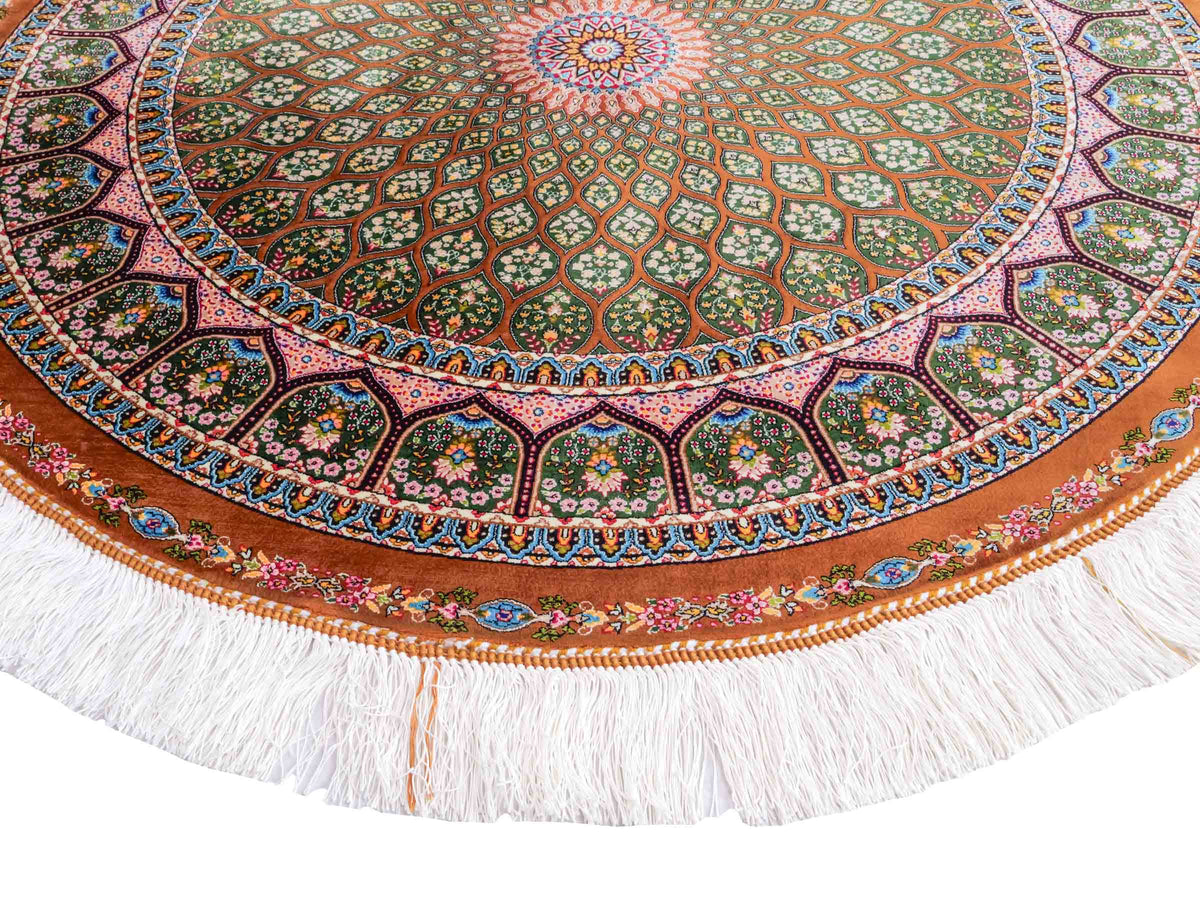 Runder Ghom Maschinenteppich "Goshasp" 100 x 100 cm, mit Medaillon, aus pflanzlicher Seide (Viskose), Braun-Grün. Teppichnummer: V40WN100H. Persian Luxury Collection by Khademi. Made in Iran / Persia – Vertrieb durch JUPITER Intl.