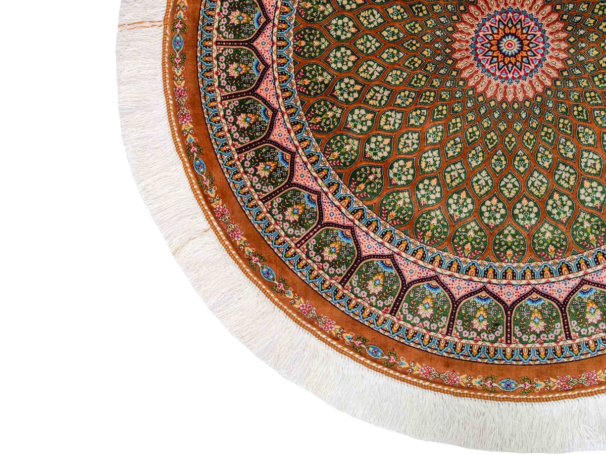Runder Ghom Maschinenteppich "Goshasp" 100 x 100 cm, mit Medaillon, aus pflanzlicher Seide (Viskose), Braun-Grün. Teppichnummer: V40WN100H. Persian Luxury Collection by Khademi. Made in Iran / Persia – Vertrieb durch JUPITER Intl.