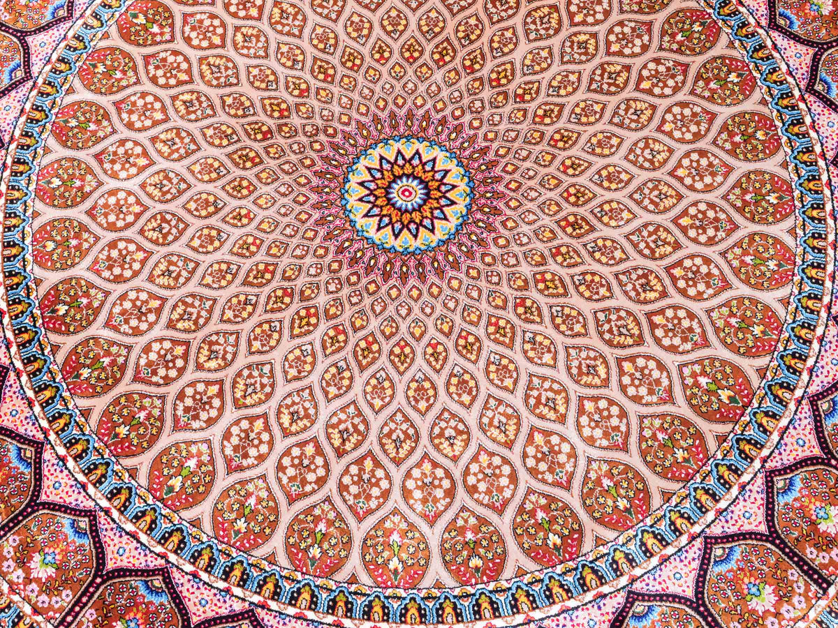 Runder Ghom Maschinenteppich "Goshasp" 100 x 100 cm, mit Medaillon, aus pflanzlicher Seide (Viskose), Beige-Cremeweiß. Teppichnummer: V40BG100H. Persian Luxury Collection by Khademi. Made in Iran / Persia – Vertrieb durch JUPITER Intl.